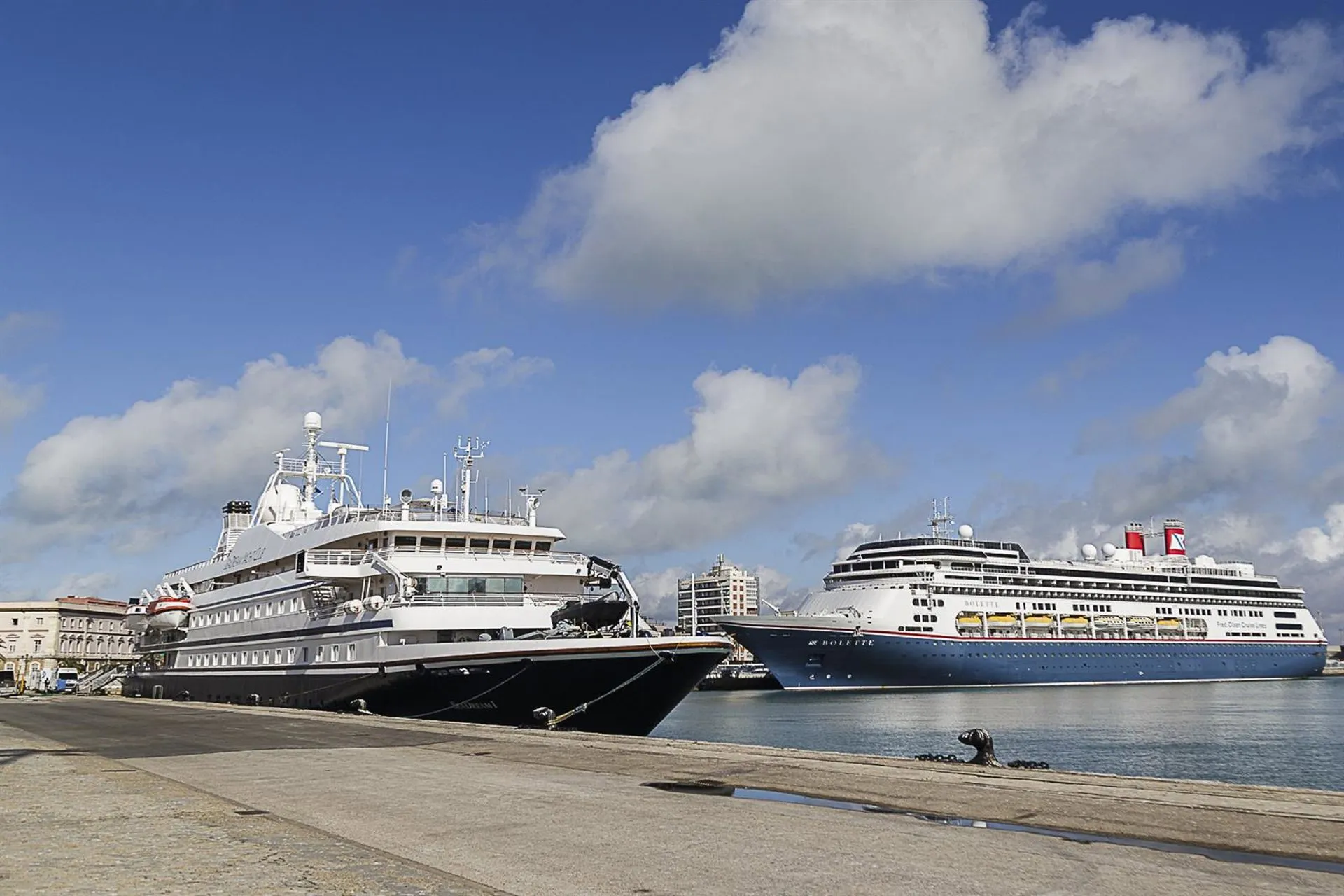 Dos cruceros atracados en el Puerto de Cádiz en una imagen de archivo. Dos cruceros atracados en el Puerto de Cádiz en una imagen de archivo.