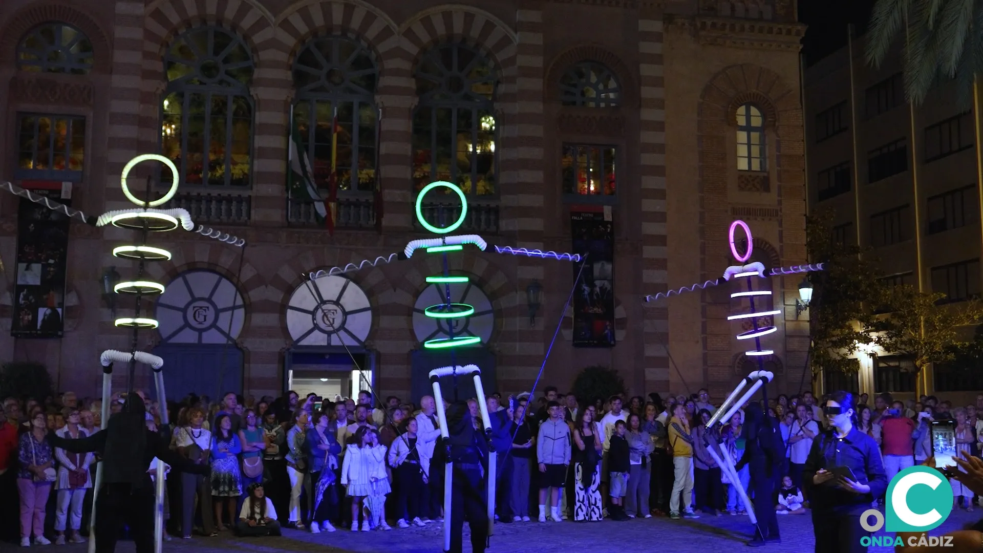 'Elipsión', de la compañía gaditana El Carromato, por las calles de la ciudad.  'Elipsión', de la compañía gaditana El Carromato, por las calles de la ciudad.