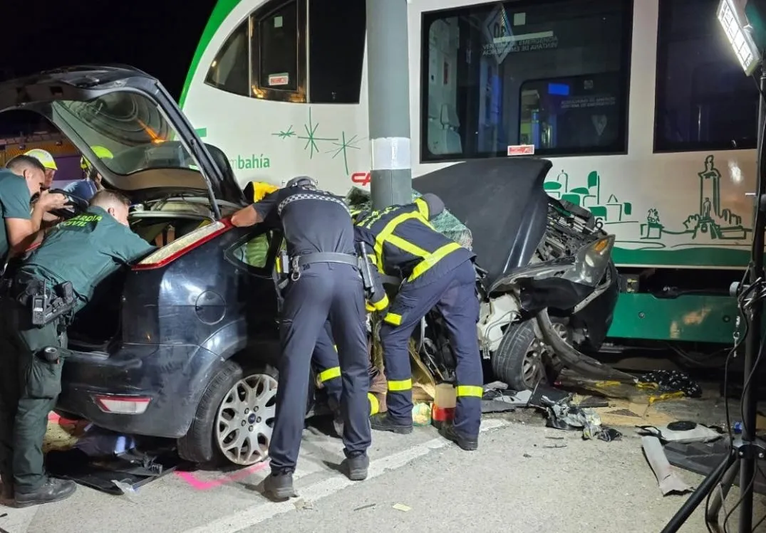 Operación de rescate de los ocupantes del vehículo arrollado. El Trambahía arrolla un vehículo que invadió la vía en Chiclana.
