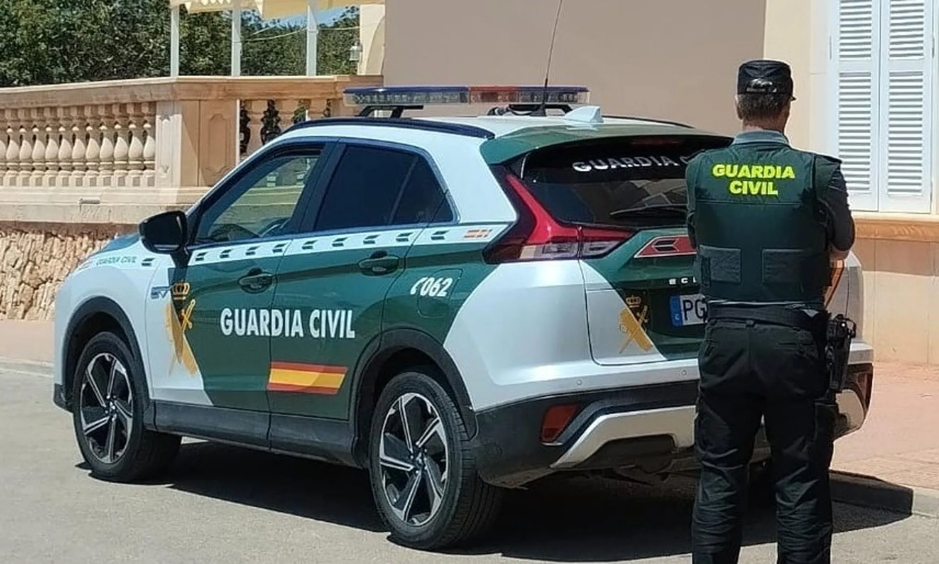 Coche y agente de la Guardia Civil. Coche y agente de la Guardia Civil.