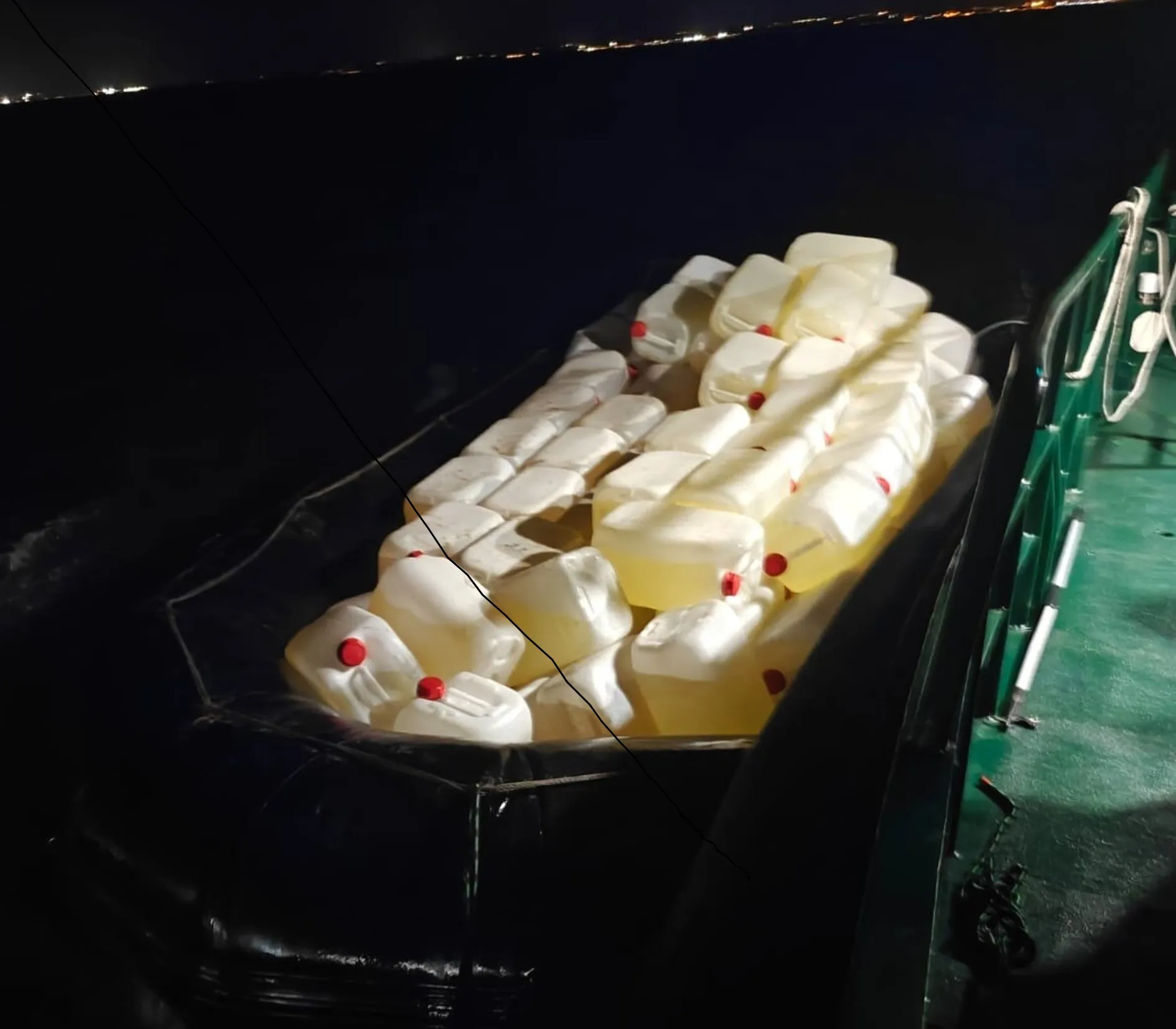 Embarcación incautada en Puerto Real con más de 180 garrafas de gasolina. Embarcación incautada en Puerto Real con más de 180 garrafas de gasolina.