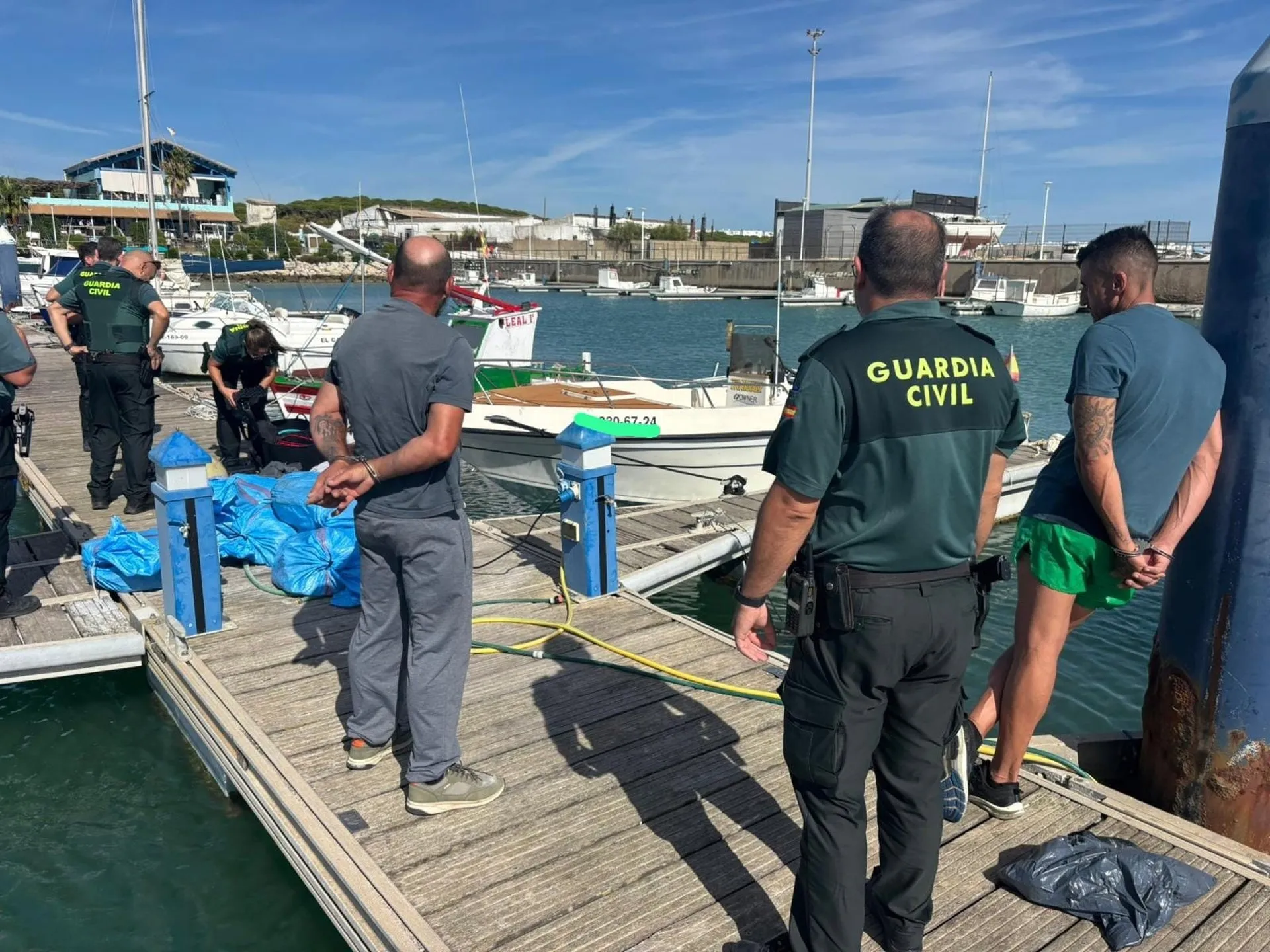 Una de las dos incautaciones de hachís abortadas este domingo en la zona de Barbate. Una de las dos incautaciones de hachís abortadas este domingo en la zona de Barbate.