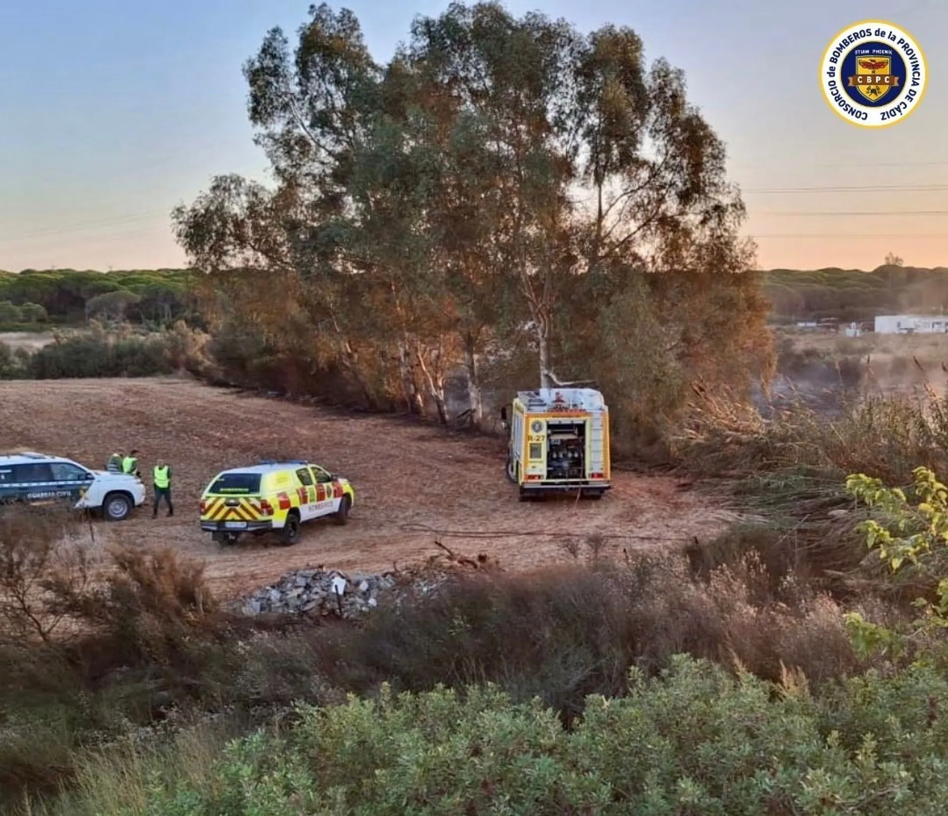 Se continúa en el lugar realizando labores de refresco para evitar nuevas reactivaciones del fuego.