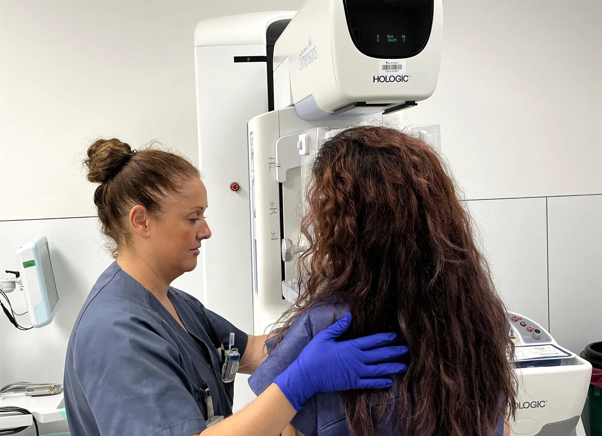 Una doctora realiza una mamografía en una imagen de archivo
