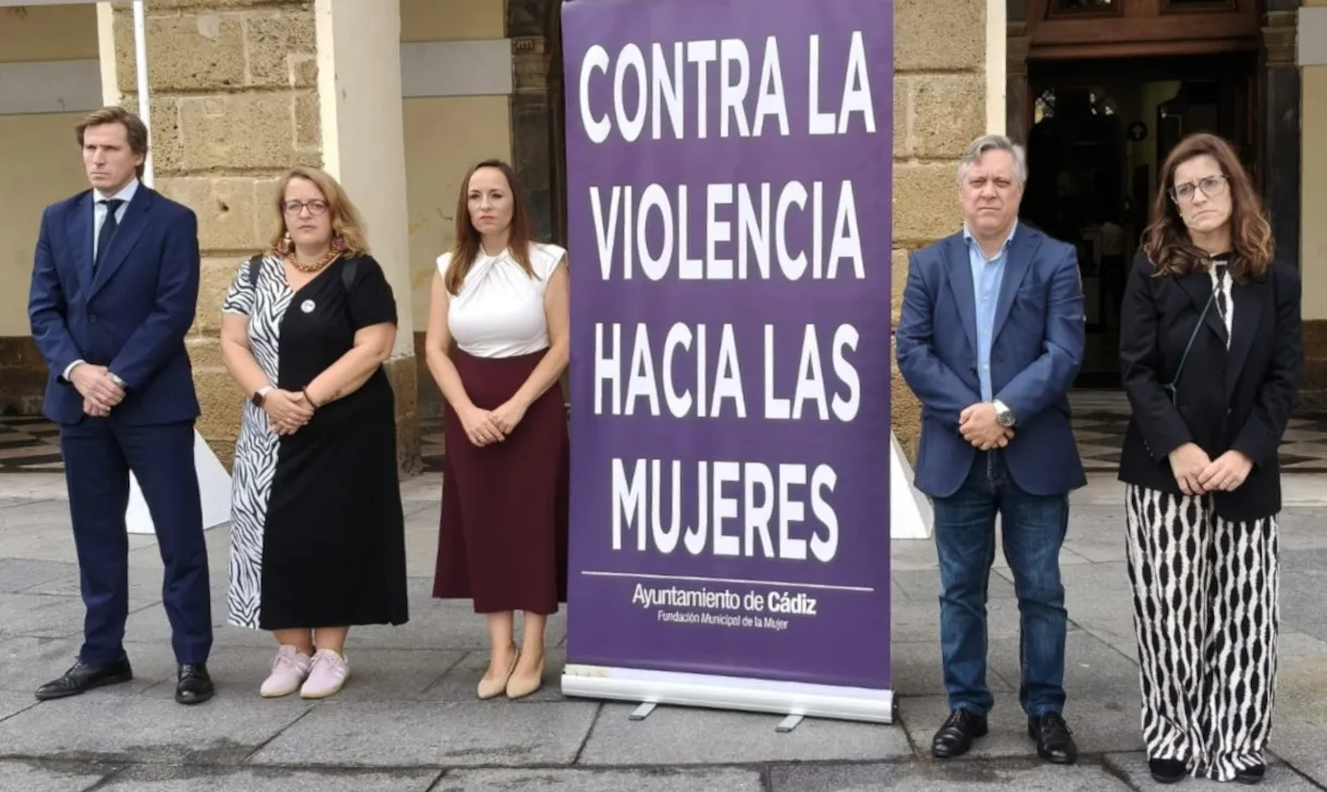Momento del respetuoso acto en la plaza de San Juan de Dios Momento del respetuoso acto en la plaza de San Juan de Dios