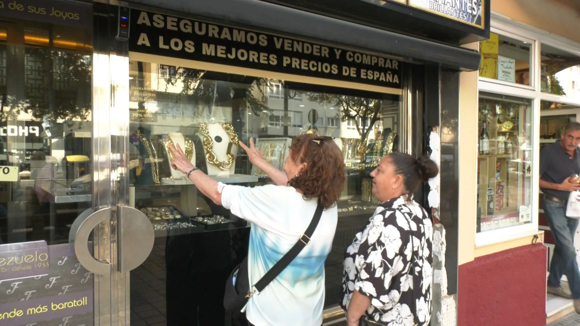Dos clientas viendo el escaparate de la joyería Ferrezuelo, en Cádiz. ...