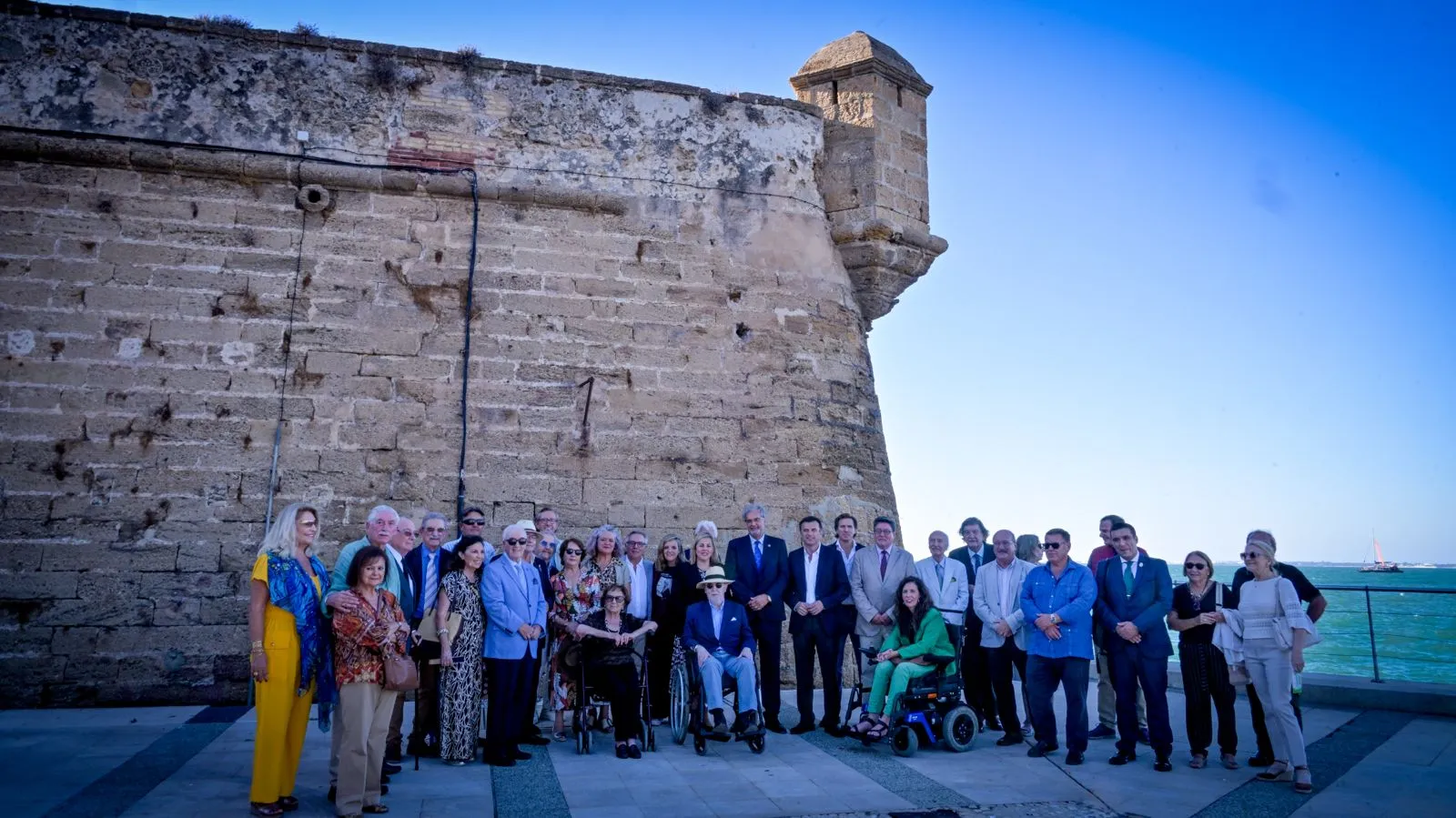 Autoridades e invitados tras la breve ceremonia junto a las murallas de San Carlos Autoridades e invitados tras la breve ceremonia junto a las murallas de San Carlos