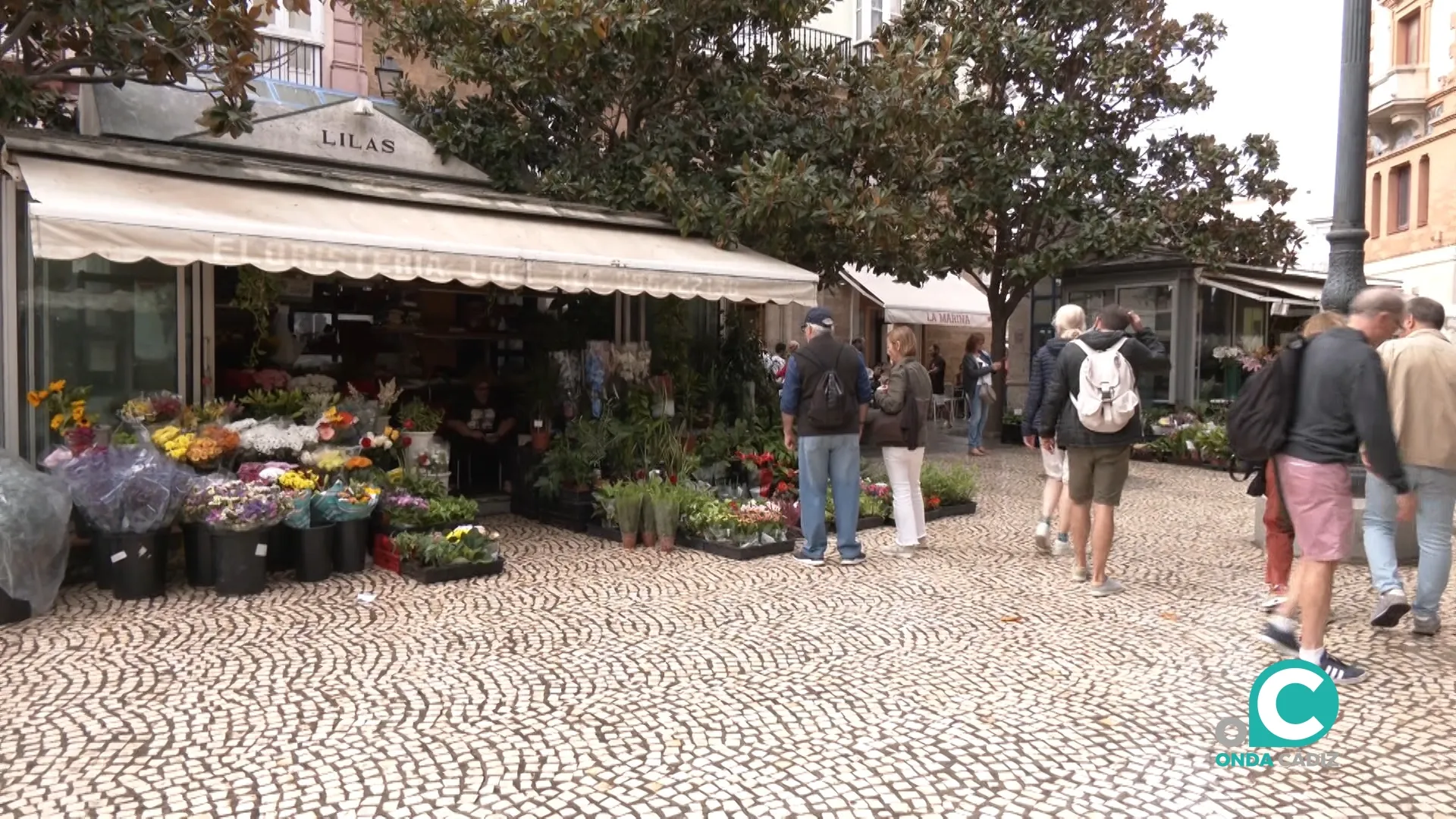 Visitantes en la Plaza de las Flores de la ciudad. Visitantes en la Plaza de las Flores de la ciudad.