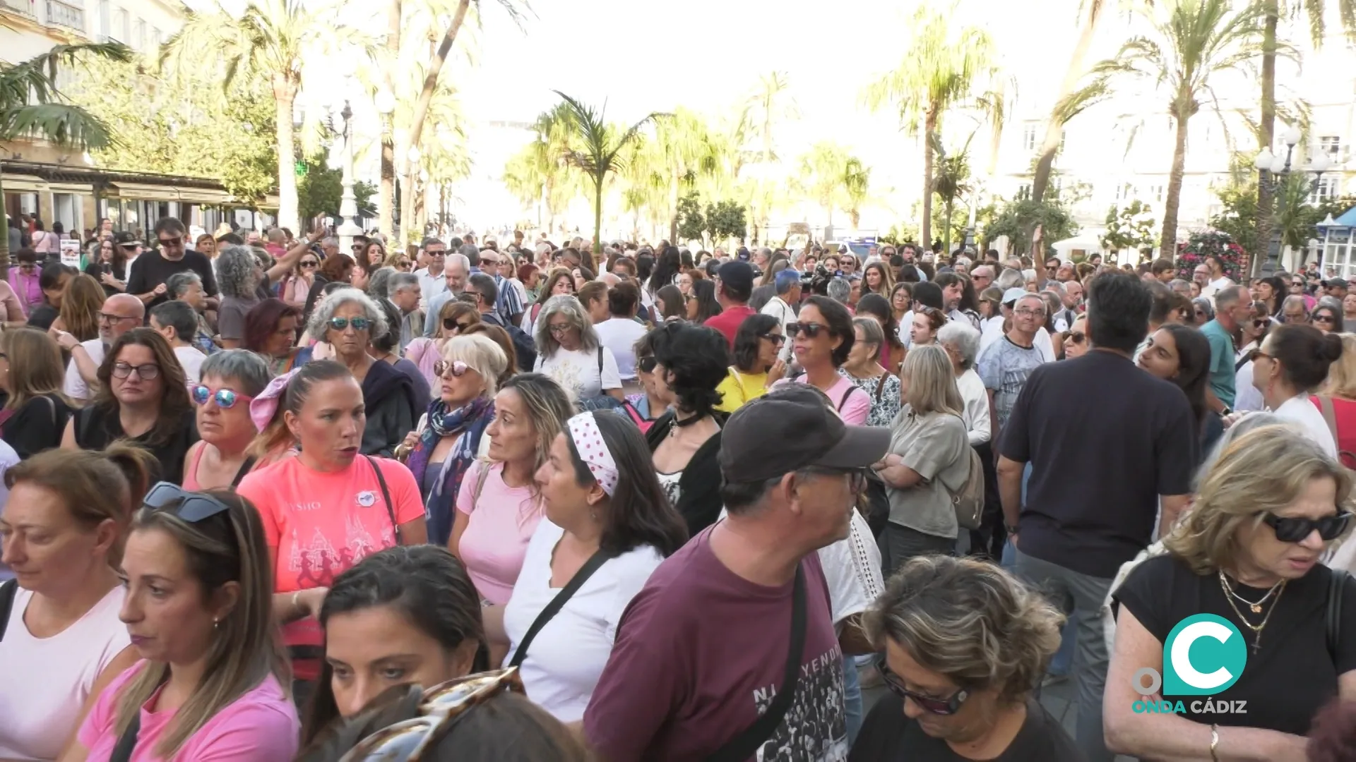 Protesta de mujeres en Cádiz por la crisis del cáncer de mama. Protesta de mujeres en Cádiz por la crisis del cáncer de mama.