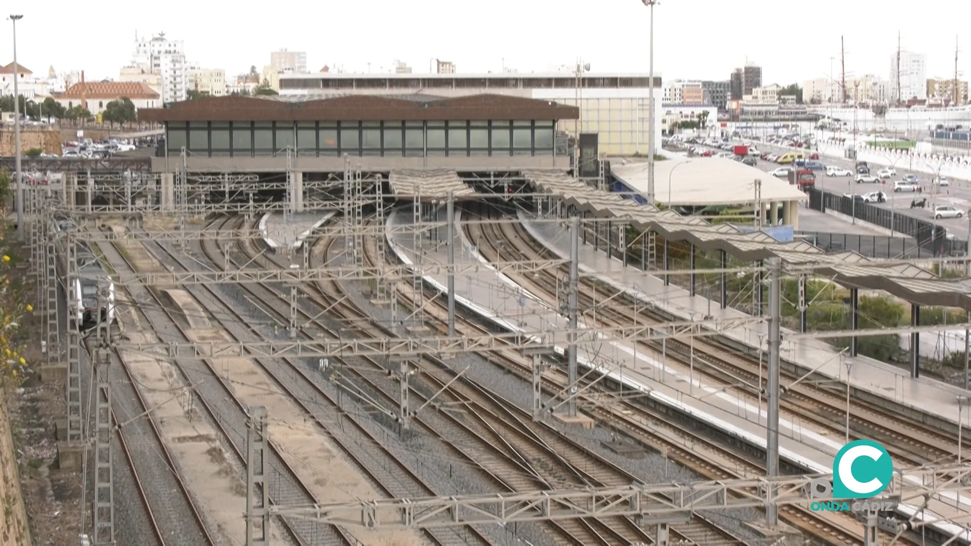Imagen de railes a la entrada de la estación de Cádiz Imagen de railes a la entrada de la estación de Cádiz