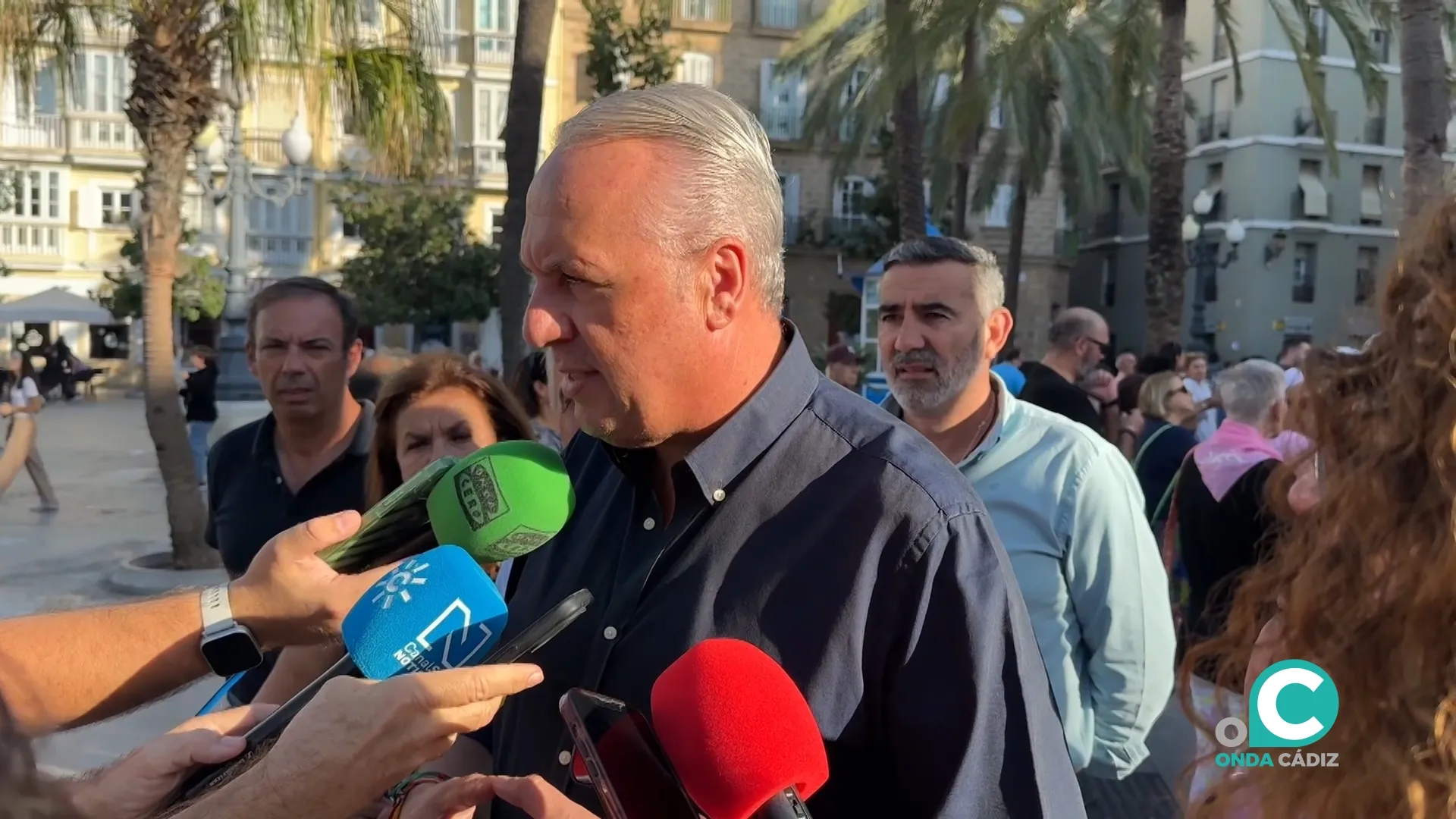 El secretario general del PSOE de Cádiz, Ruiz Boix, atendiendo a los medios durante la manifestación. El secretario general del PSOE de Cádiz, Ruiz Boix, atendiendo a los medios durante la manifestación.