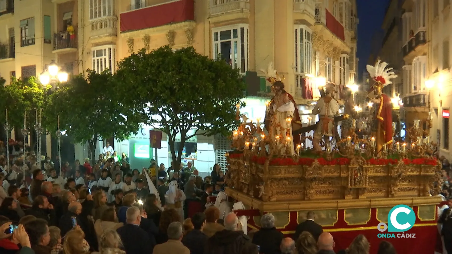 El Ayuntamiento colabora con el Consejo de Hermandades y Cofradías de Cádiz en la mejora cada año de la Carrera Oficial en Semana Santa. El Ayuntamiento colabora con el Consejo de Hermandades y Cofradías de Cádiz en la mejora cada año de la Carrera Oficial en Semana Santa.