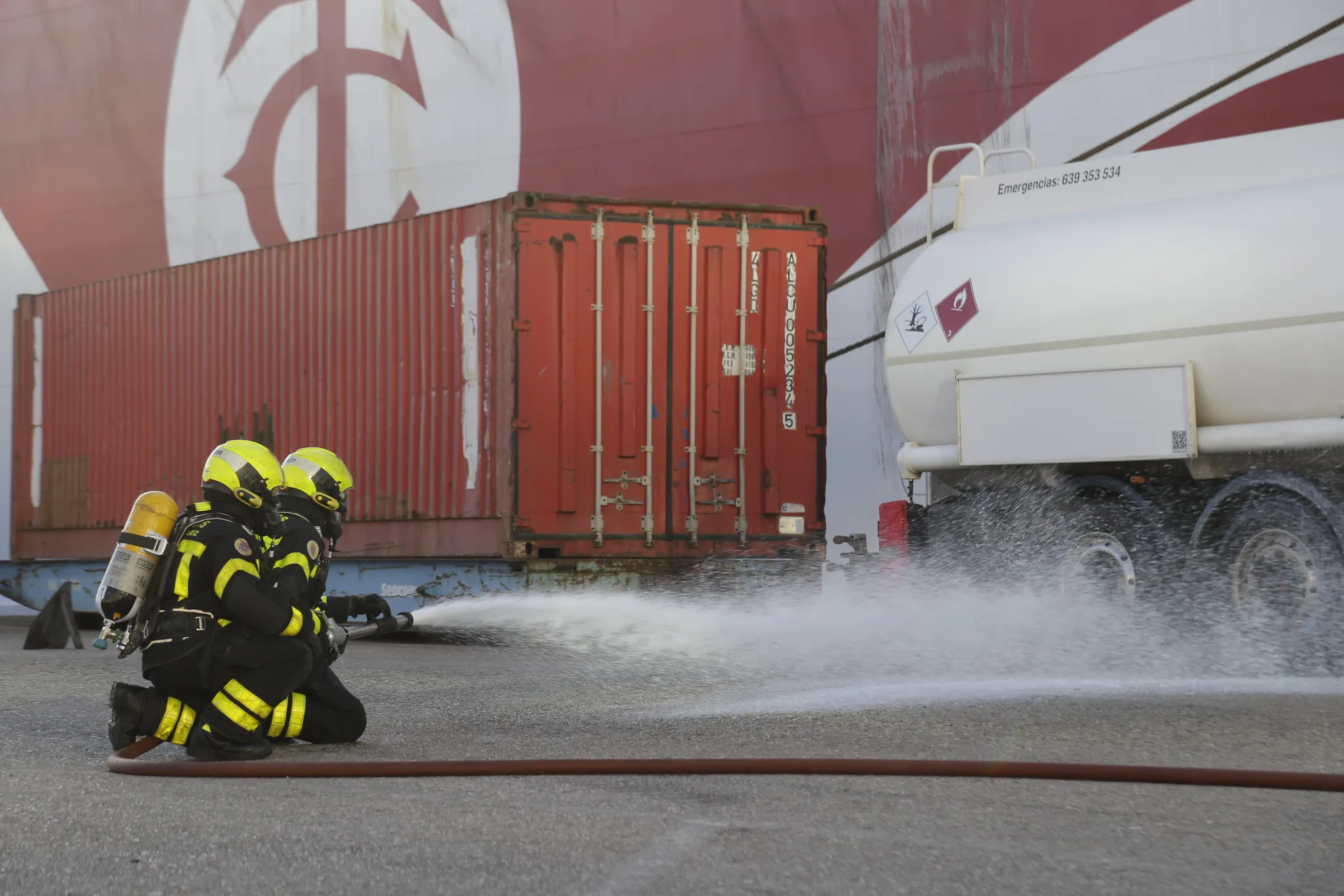 Los Bomberos del Consorcio Provincial durante el simulacro. El Puerto de Cádiz realiza un simulacro de incendio en uno de los buques de Transmediterránea.