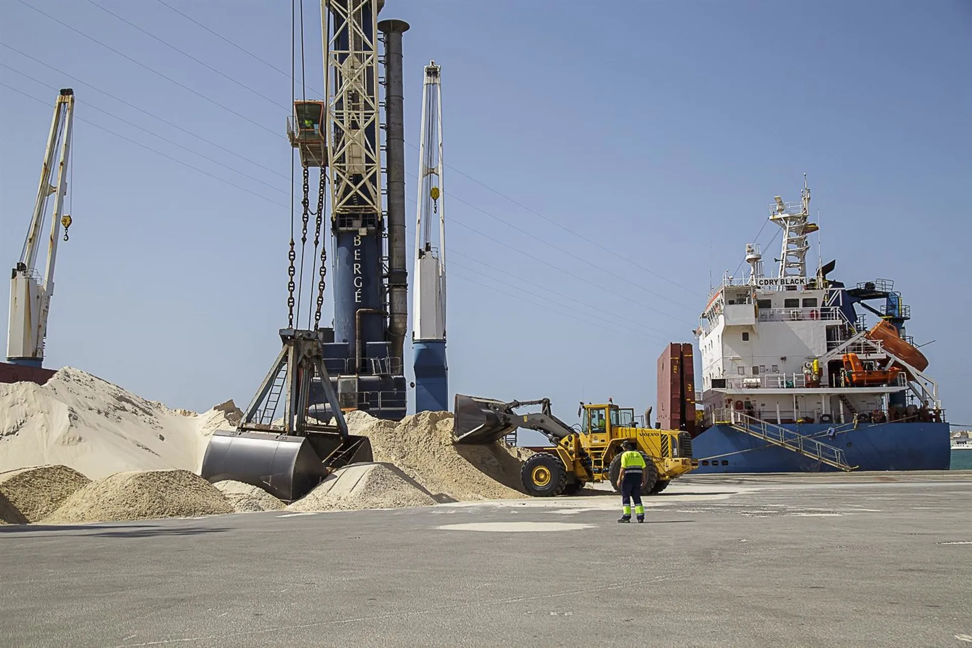 Trabajos de carga de mercancía en el Puerto de Cádiz. Trabajos de carga de mercancía en el Puerto de Cádiz.