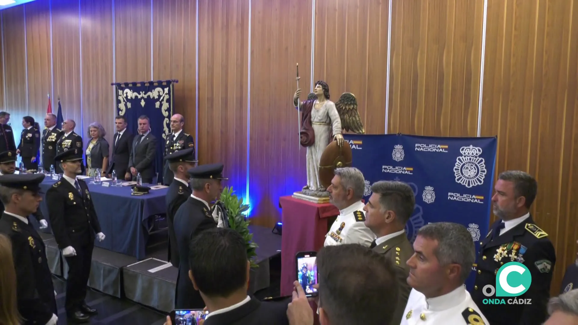 Momento de la ofrenda floral al Patrón en el acto institucional de este miércoles