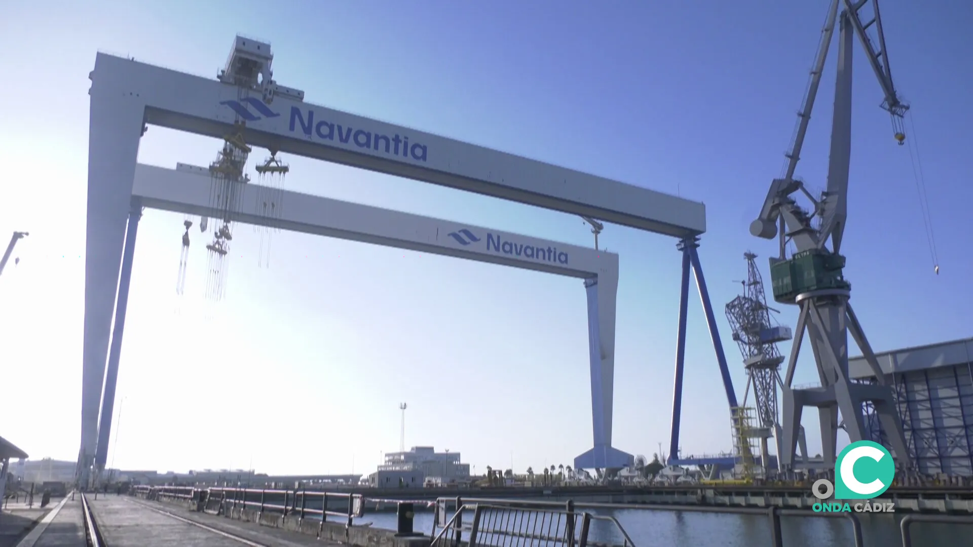 Grúas y maquinaria en una de las instalaciones navales de la Bahía de Cádiz