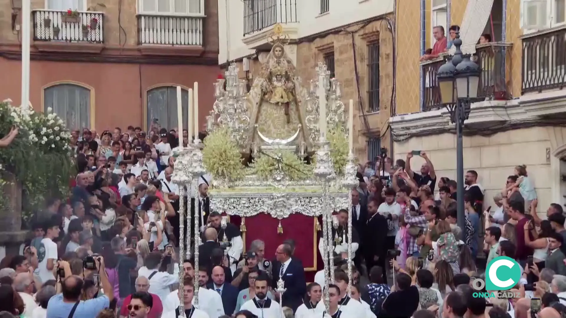 Un gran gentío arropó a la Alcaldesa Perpetua durante todo su trayecto en una tarde soleada y primaveral