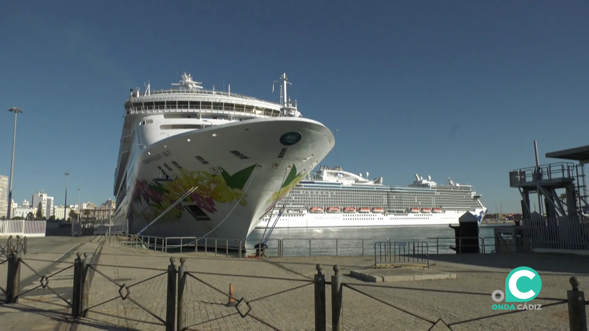 Buques de pasajeros este jueves atracados en el muelle de la capital gaditana Buques de pasajeros este jueves atracados en el muelle de la capital gaditana