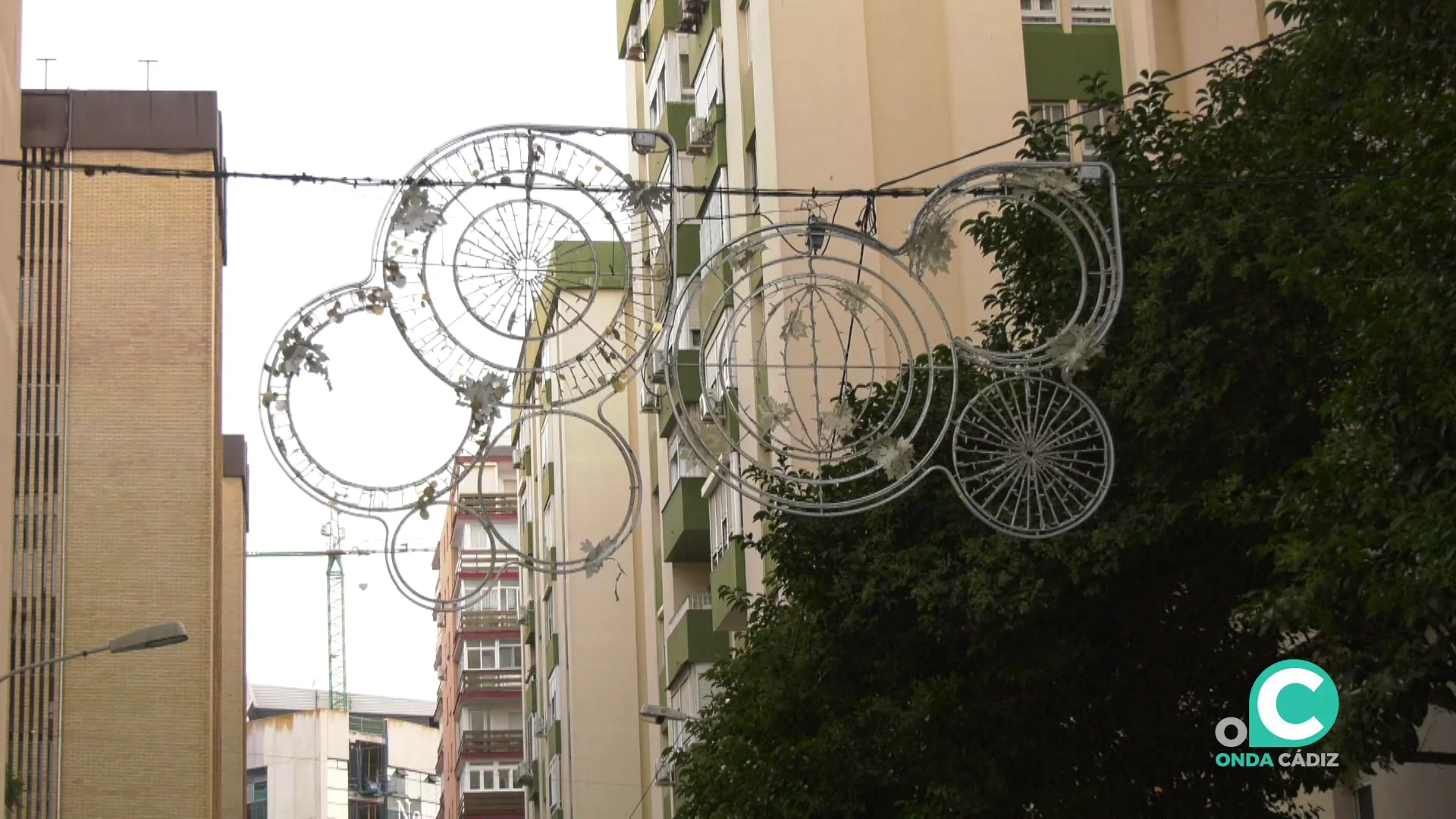 Las luces de las fiestas son visibles en distintos puntos urbanos desde hace varios días Las luces de las fiestas son visibles en distintos puntos urbanos desde hace varios días