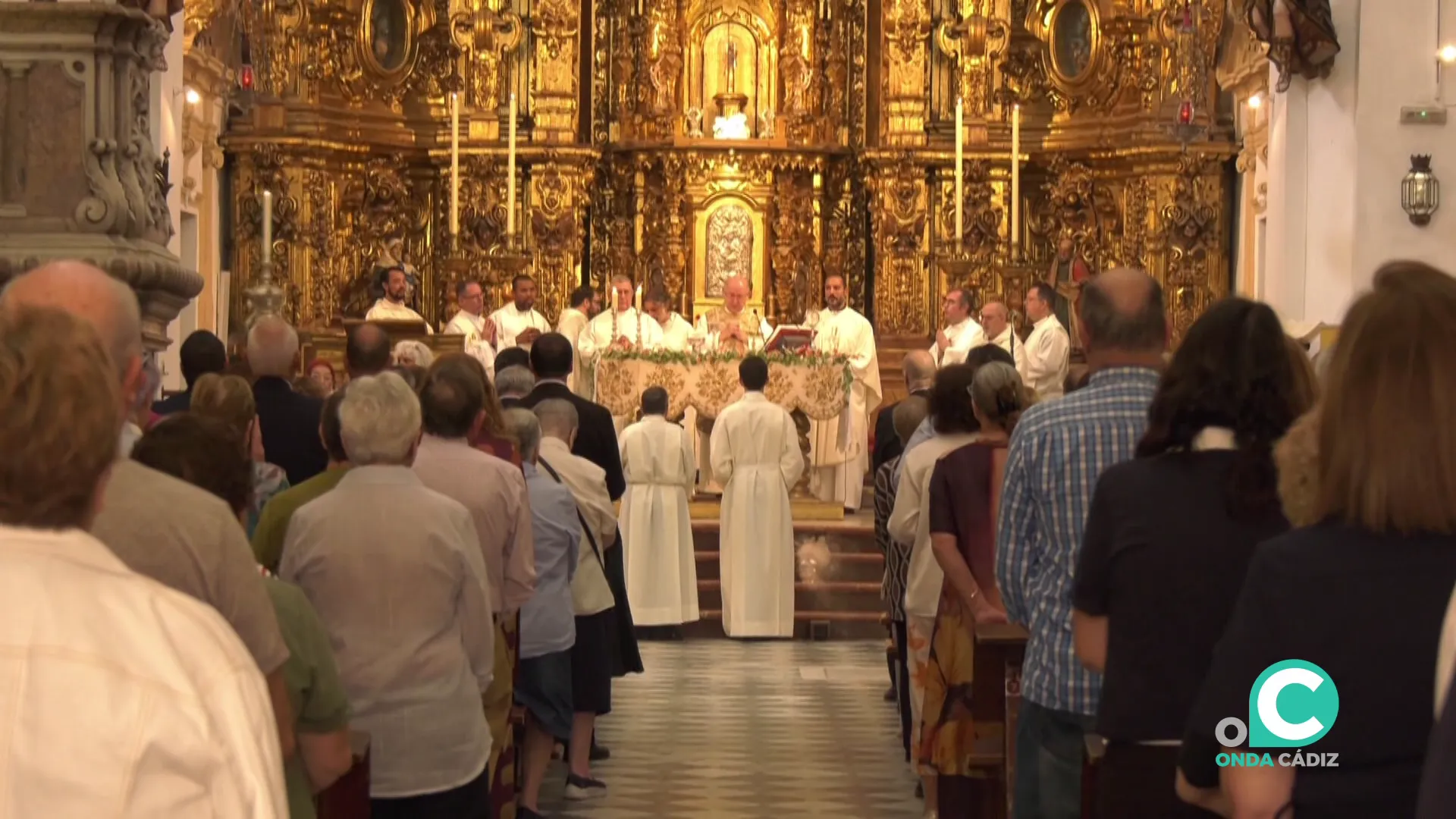 Momento de los cultos que se efectuaron en la iglesia de la calle Sagasta Momento de los cultos que se efectuaron en la iglesia de la calle Sagasta