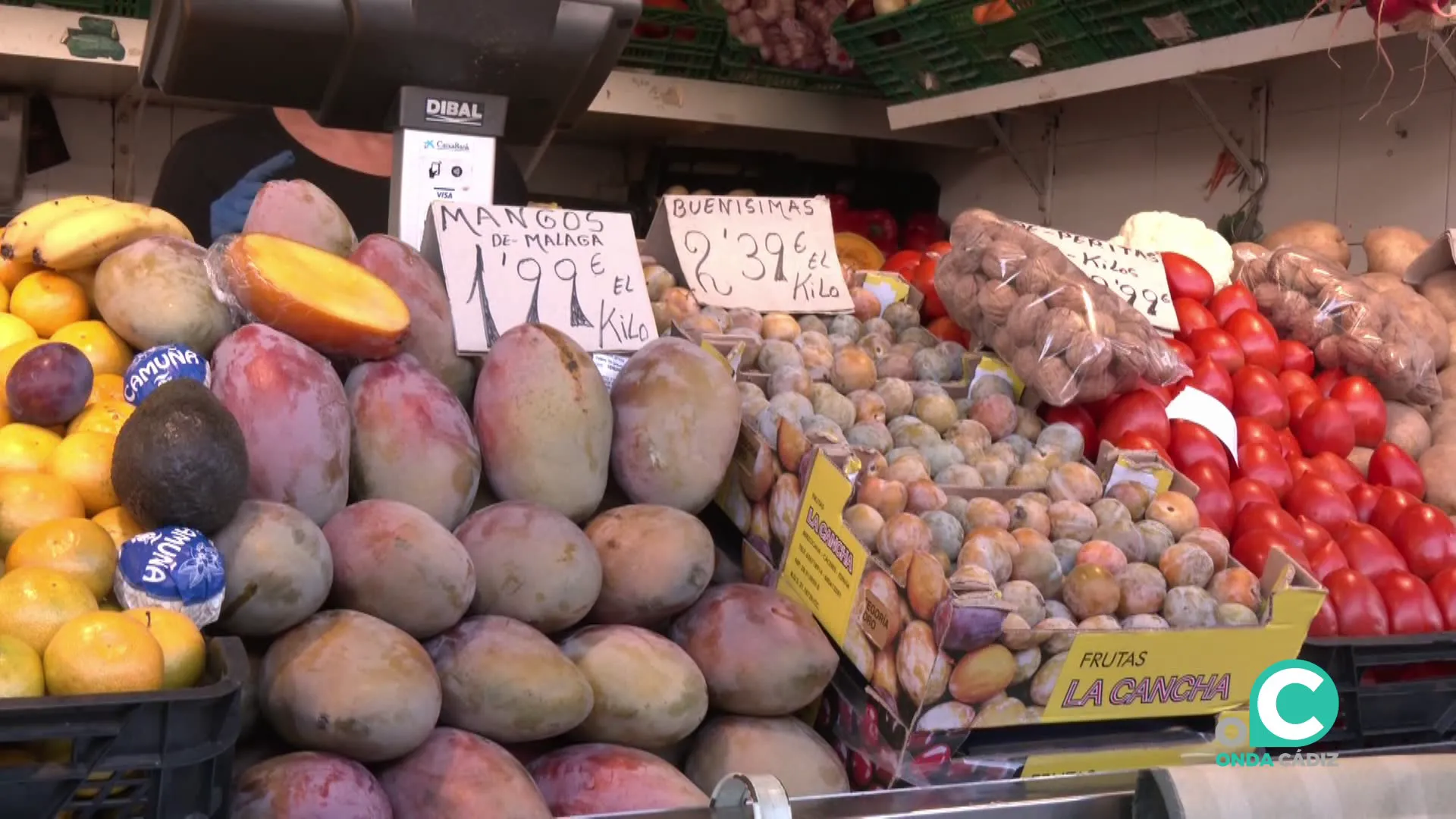 Productos en uno de los puestos del Mercado Central de Cádiz Productos en uno de los puestos del Mercado Central de Cádiz