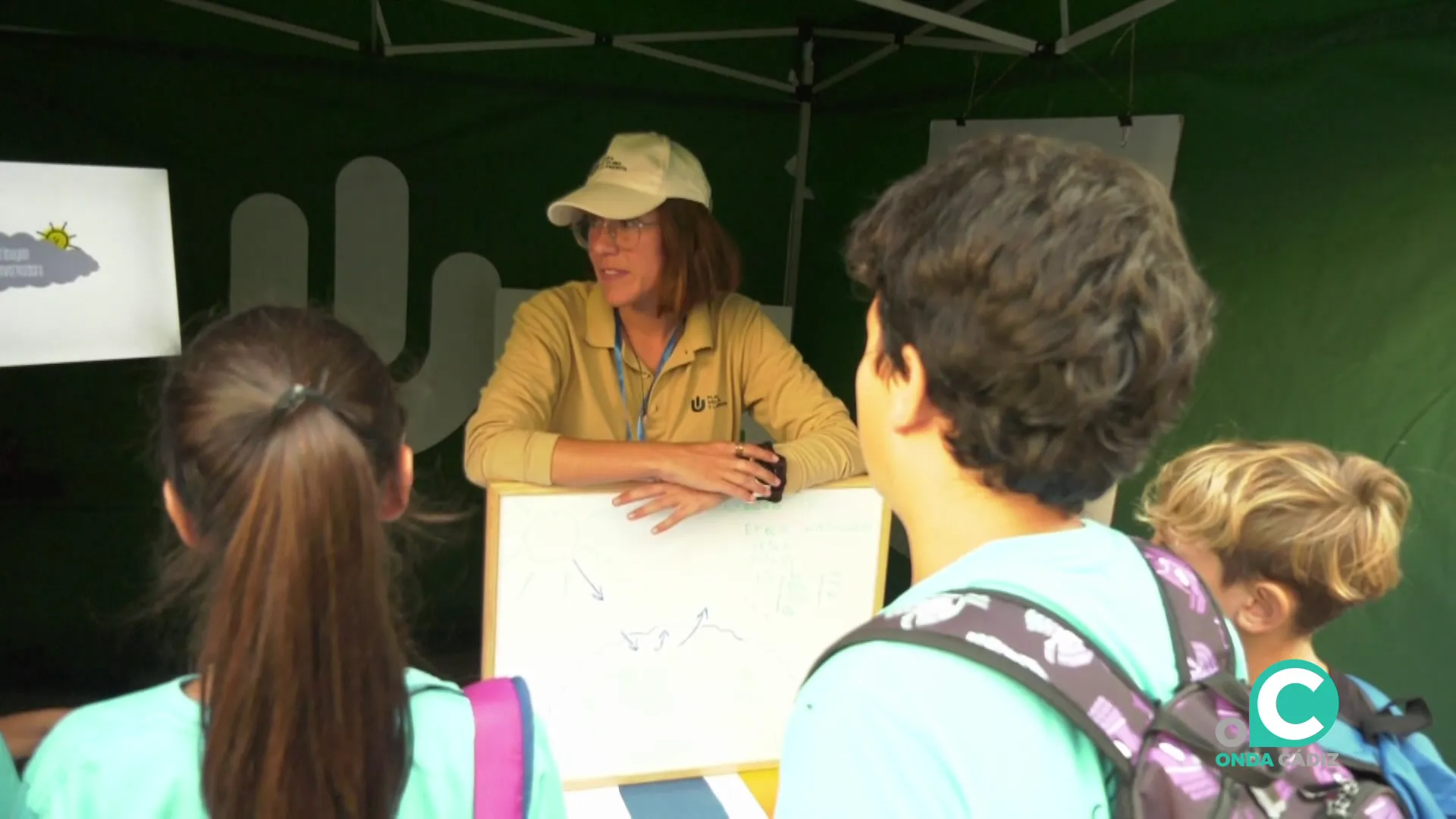 Escolares atienden las explicaciones de una monitora en una de las carpas dispuestas Escolares atienden las explicaciones de una monitora en una de las carpas dispuestas