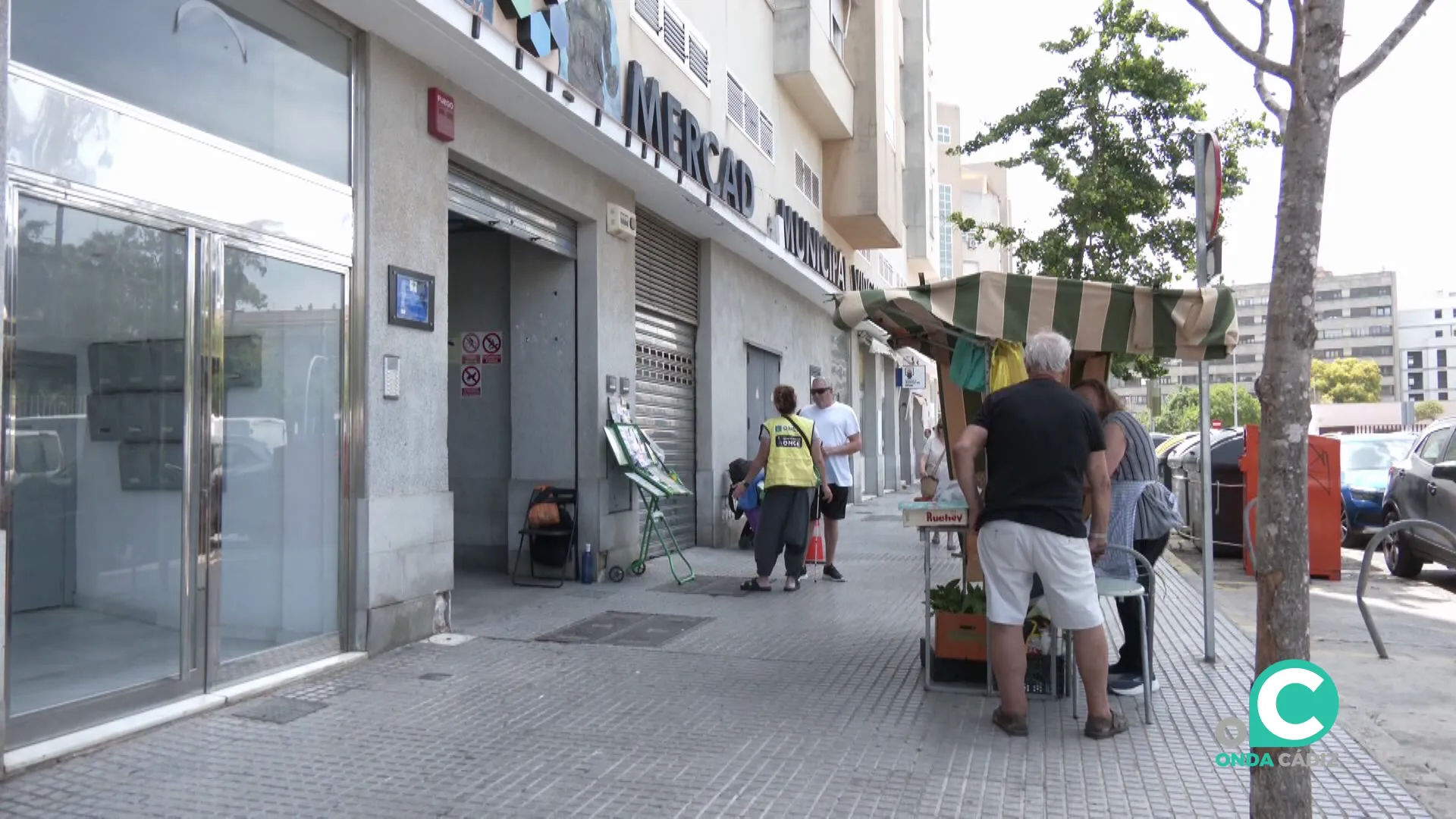 Acceso al espacio comercial por la calle Pueblo Gitano Acceso al espacio comercial por la calle Pueblo Gitano