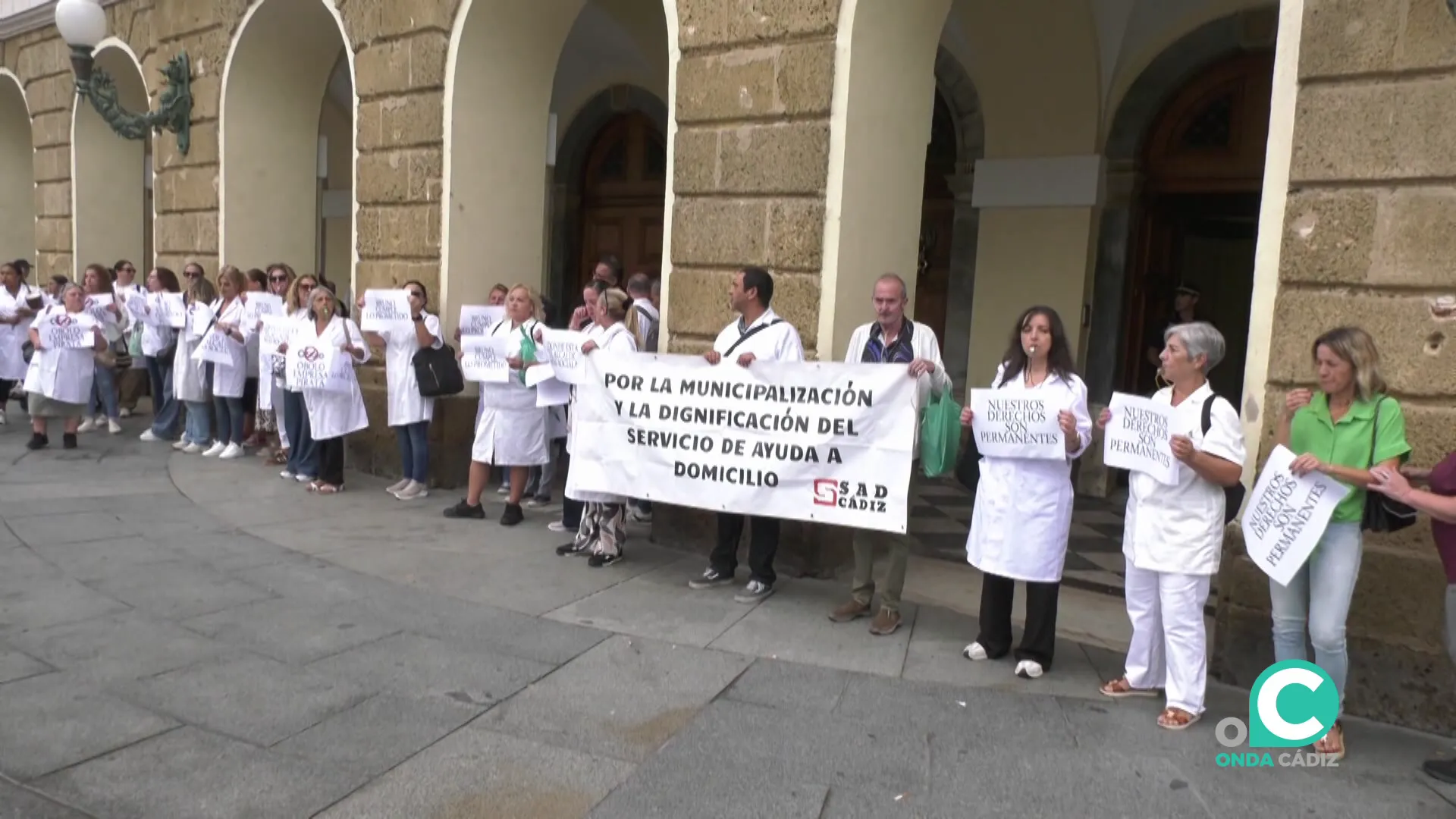 Empleados de Óbolo en la plaza de San Juan de Dios esta mañana Empleados de Óbolo en la plaza de San Juan de Dios esta mañana