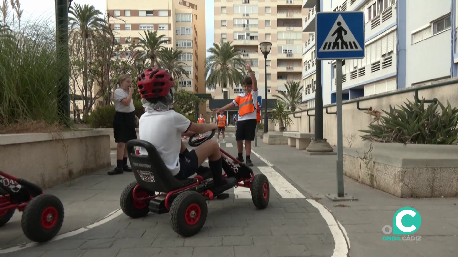 Los más pequeños aprenden de forma divertida en la zona exterior de la Jefatura de la Policía Local Los más pequeños aprenden de forma divertida en la zona exterior de la Jefatura de la Policía Local