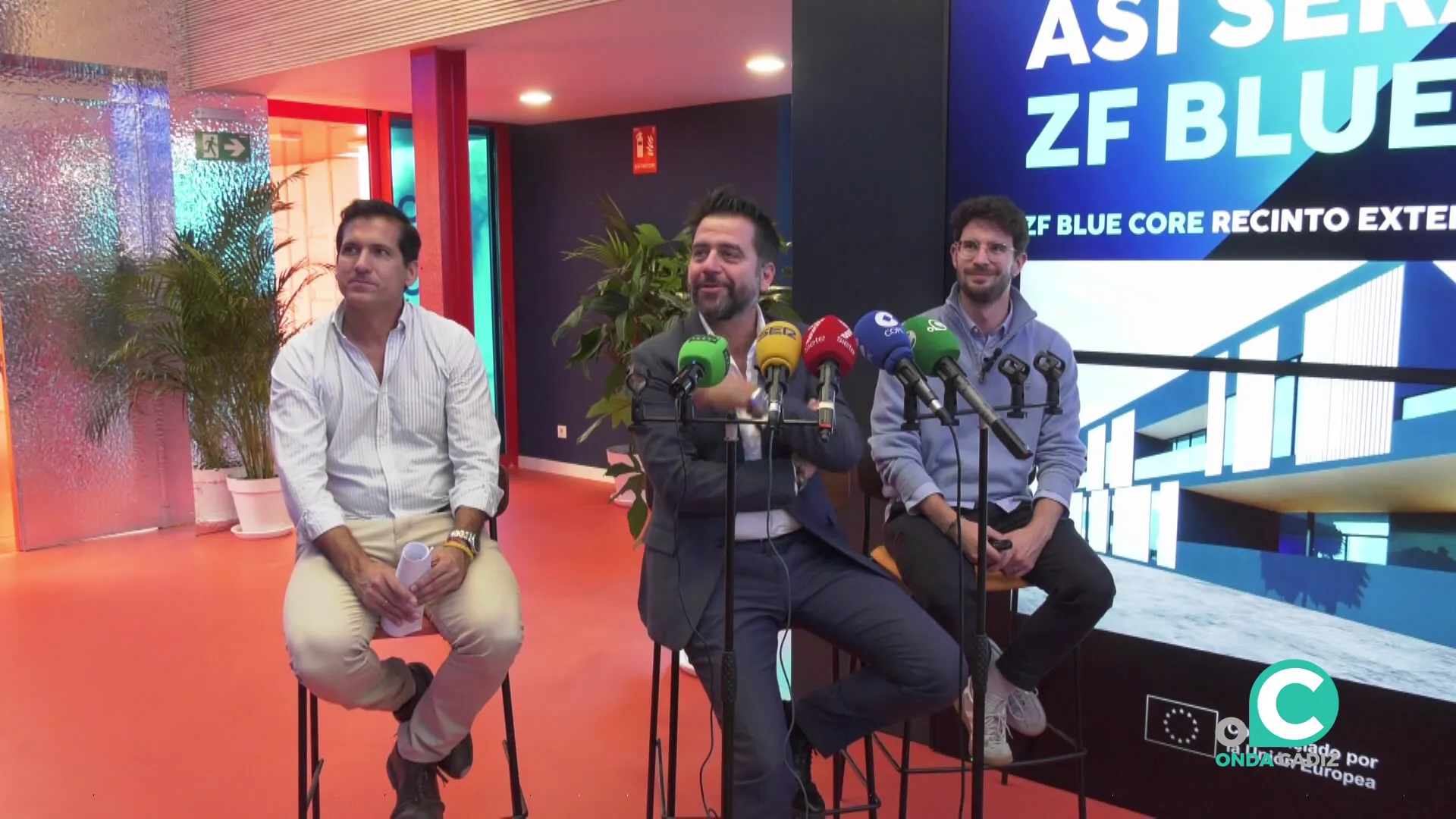 Francisco González, junto con los arquitectos en el acto de presentación ante los medios. Francisco González, junto con los arquitectos en el acto de presentación ante los medios.