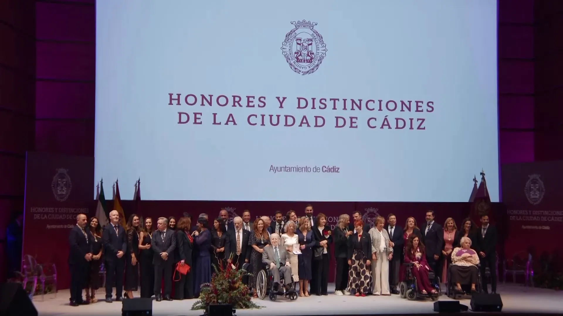 Los homenajeados fueron ovacionados al final del acto Los homenajeados fueron ovacionados al final del acto
