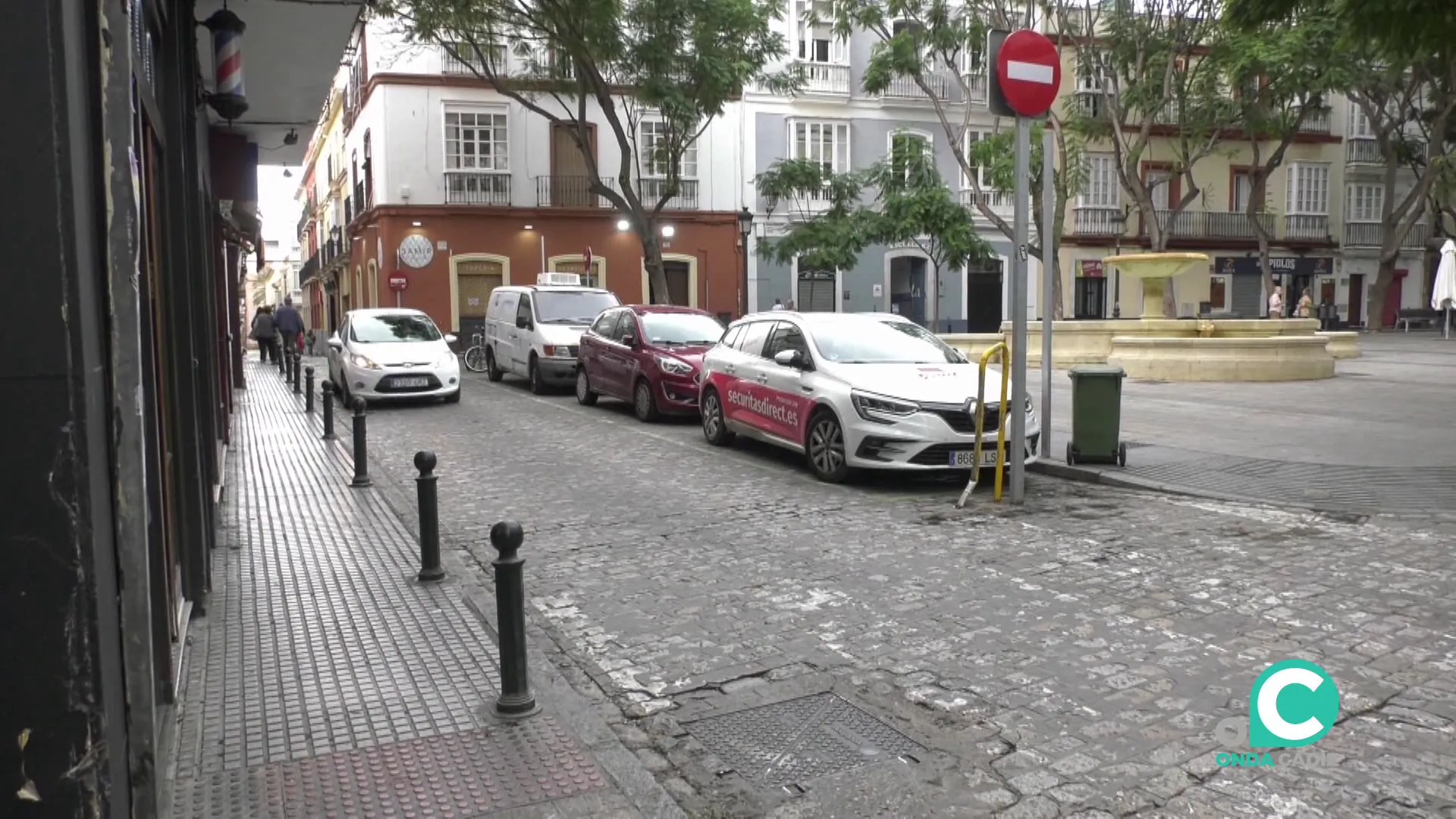 Automovil por una calle del centro de la capital gaditana Automovil por una calle del centro de la capital gaditana