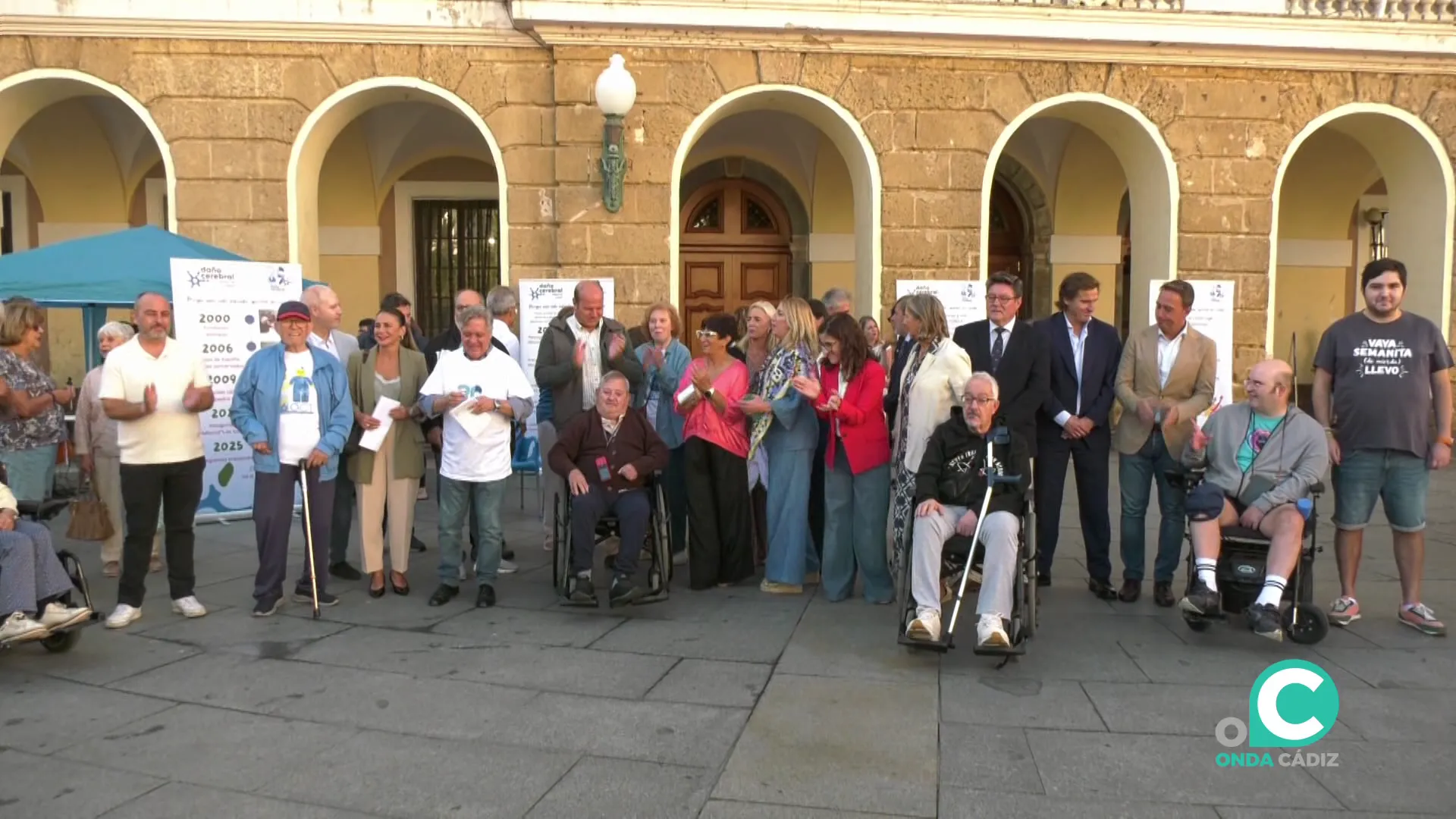 Un momento del acto ante el Ayuntamiento con la presencia de autoridades y miembros de la entidad Un momento del acto ante el Ayuntamiento con la presencia de autoridades y miembros de la entidad