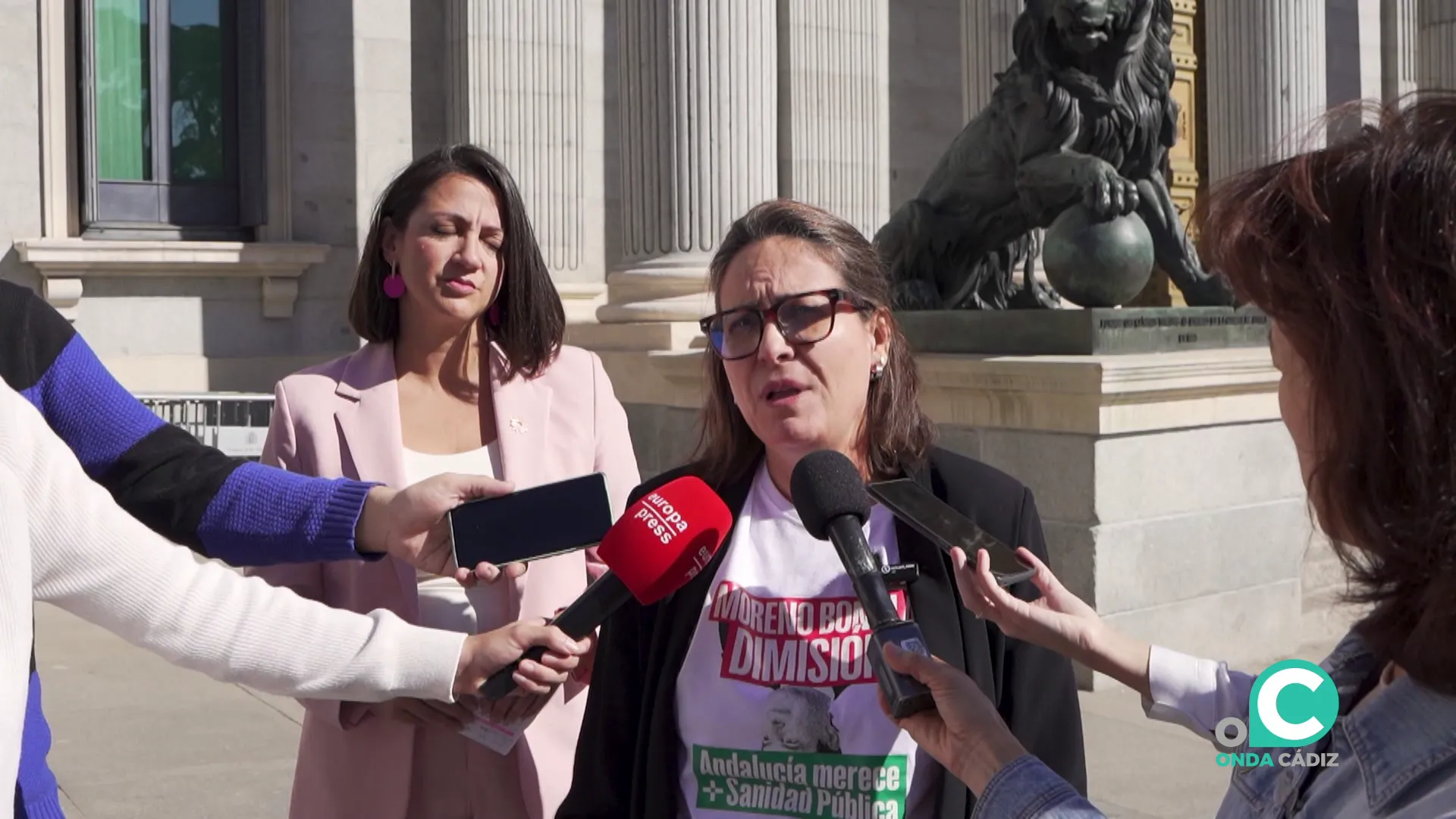 Esther Gil de Reboleño atiende a los medios ante la puerta de la Cámara Baja en Madrid