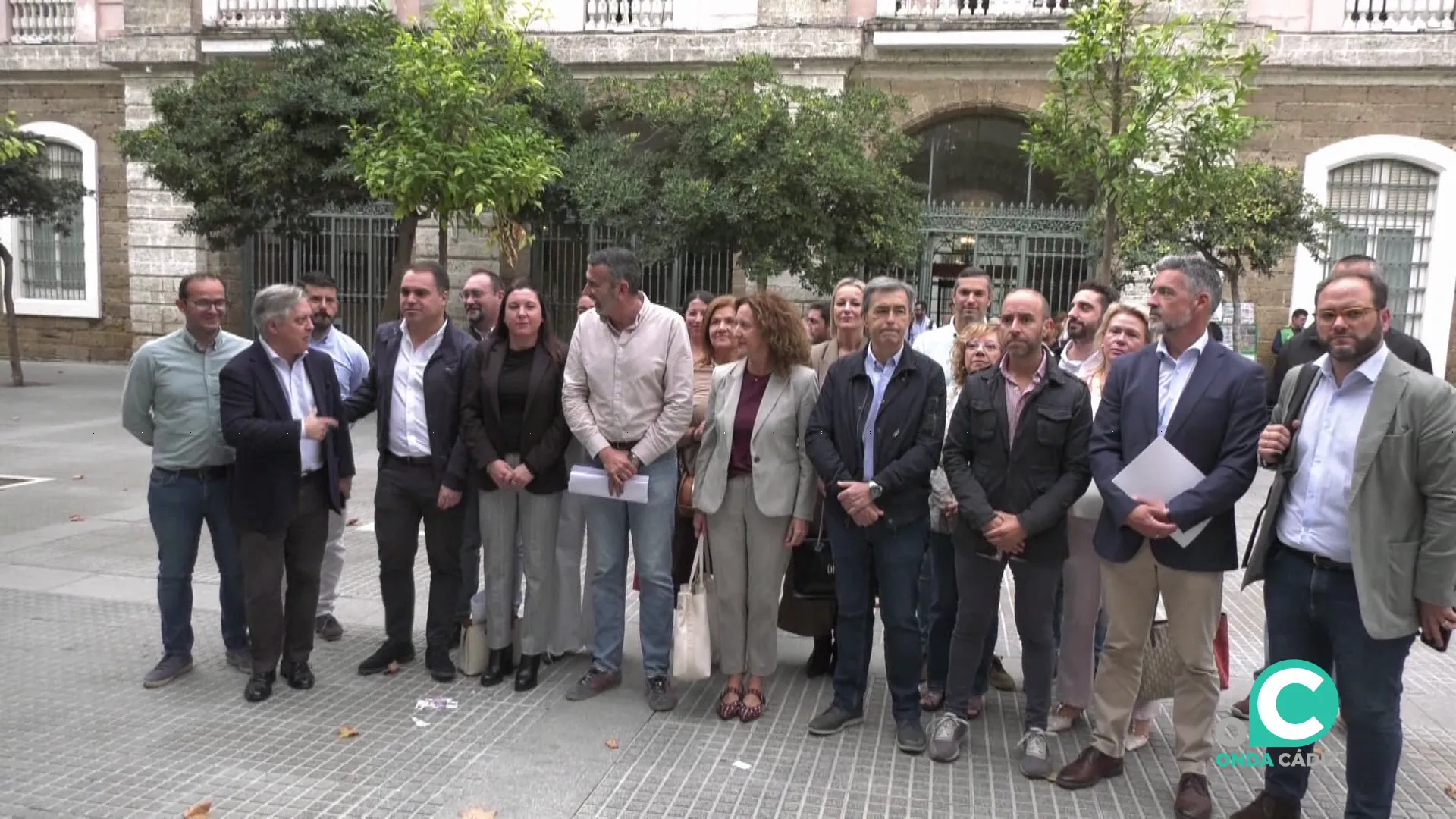 Representantes del PSOE a la puerta del Palacio Provincial tras salir del Pleno Representantes del PSOE a la puerta del Palacio Provincial tras salir del Pleno