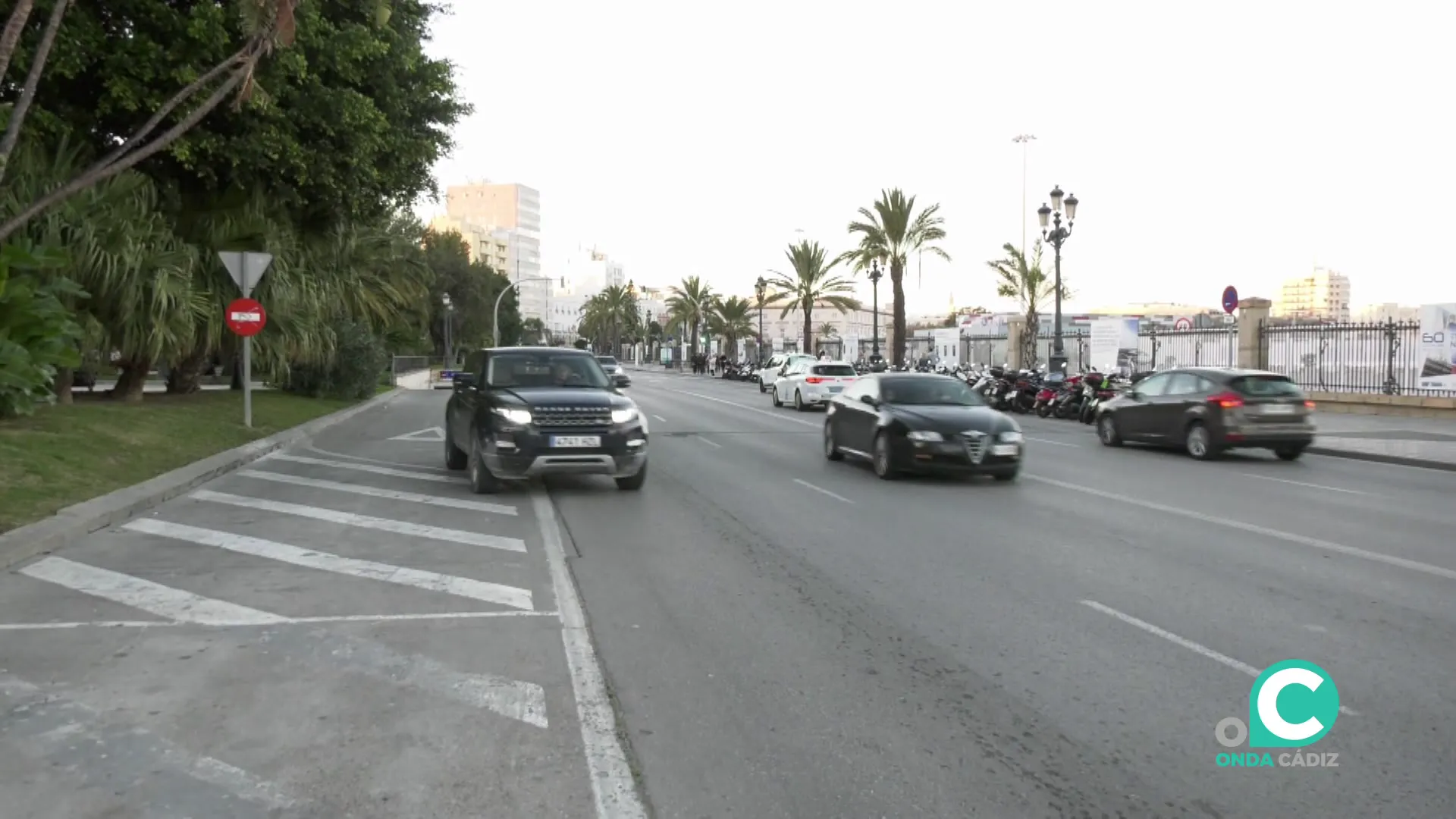 Vehículos por el paseo de Canalejas en la capital gaditana Vehículos por el paseo de Canalejas en la capital gaditana