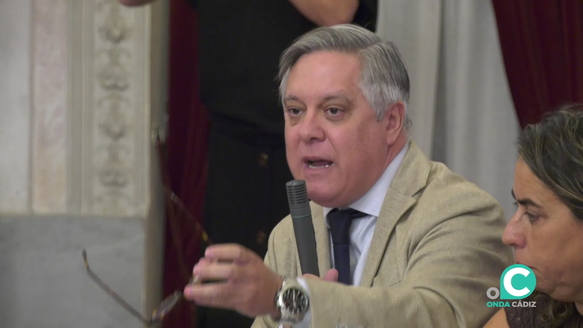 Óscar Torres durante la intervención en un pleno muncipal Óscar Torres durante la intervención en un pleno muncipal