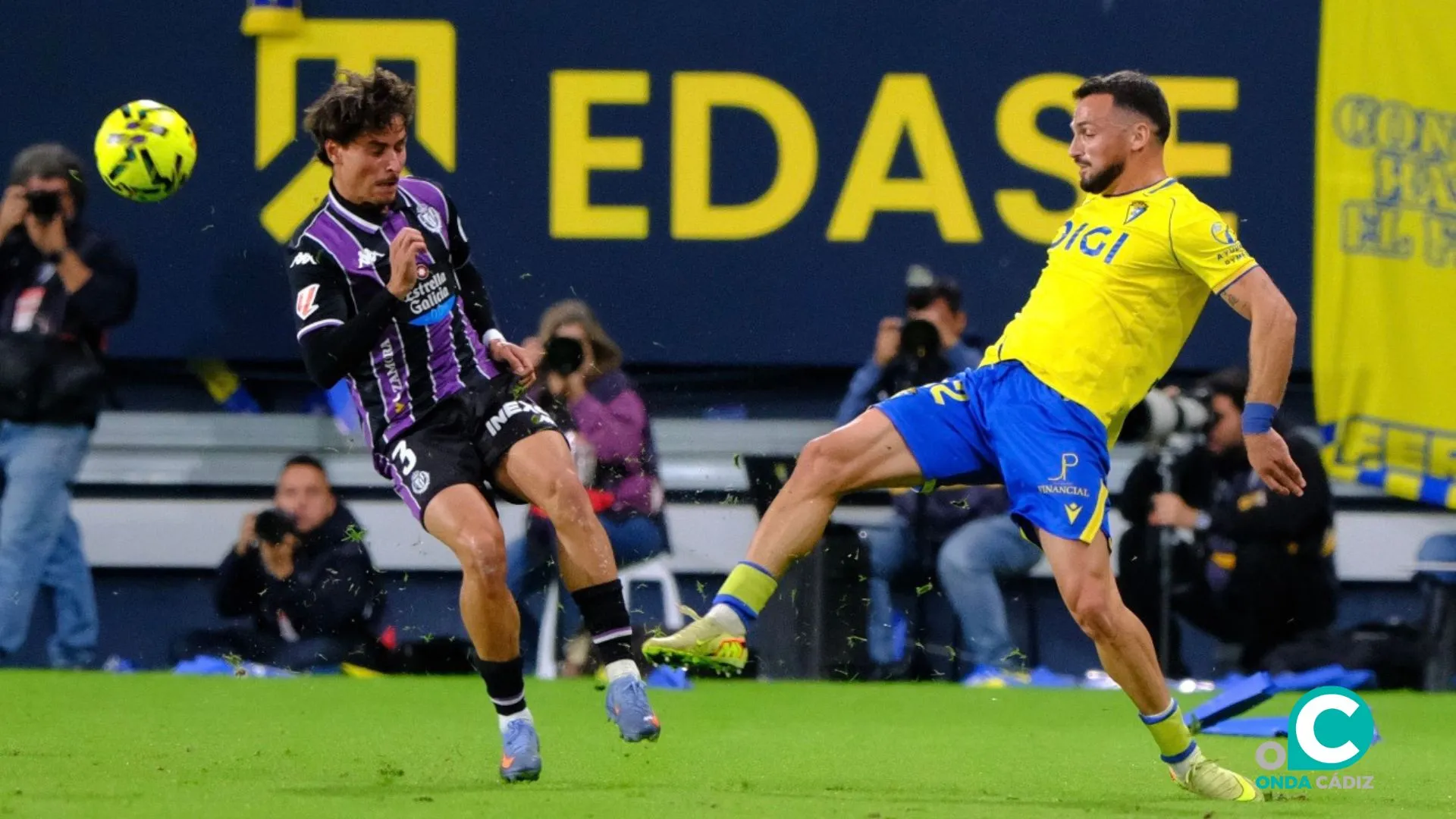 Iuri Tabatadze en una acción con Bueno (Foto: LaLiga)