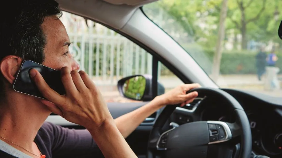 La Policía Local ha iniciado una campaña contra el uso del teléfono móvil durante la conducción