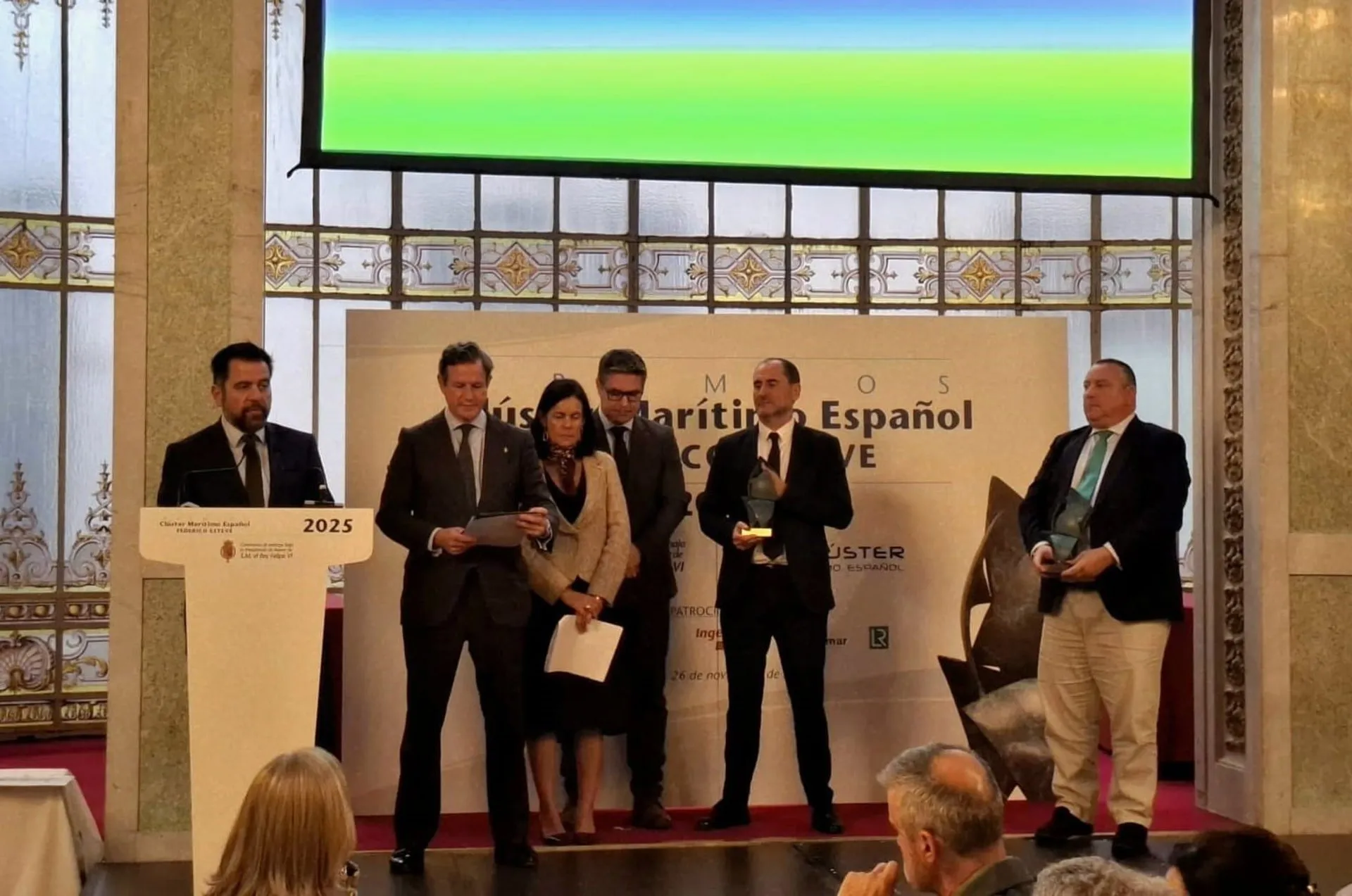 Fran González, recogiendo el galardón en la categoría de Competitividad que otorga el Clúster Marítimo Español.