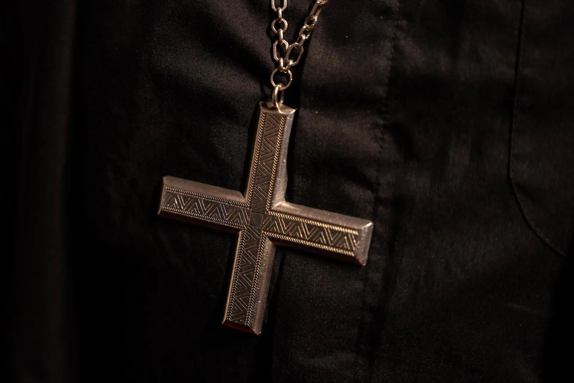 Cruz pectoral de un obispo en una imagen de archivo