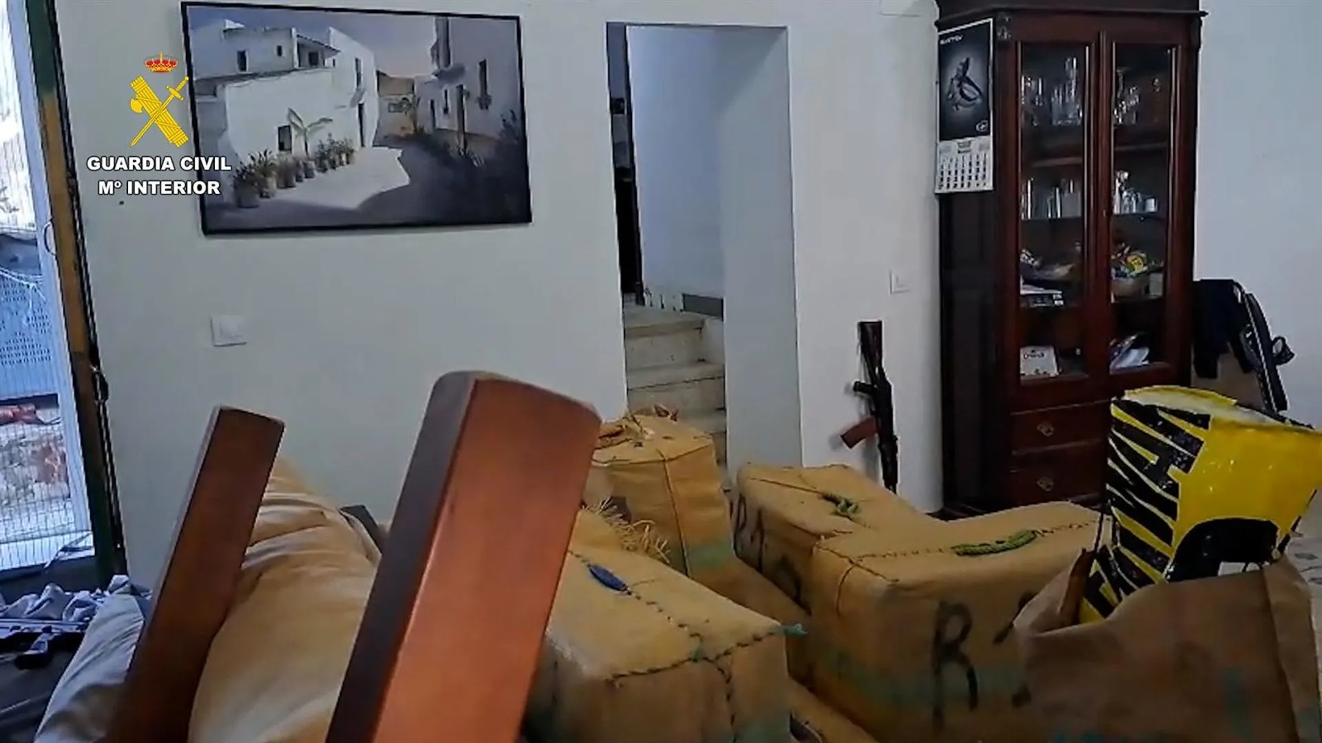 Interior de la vivienda con el material y la mercancia incautada