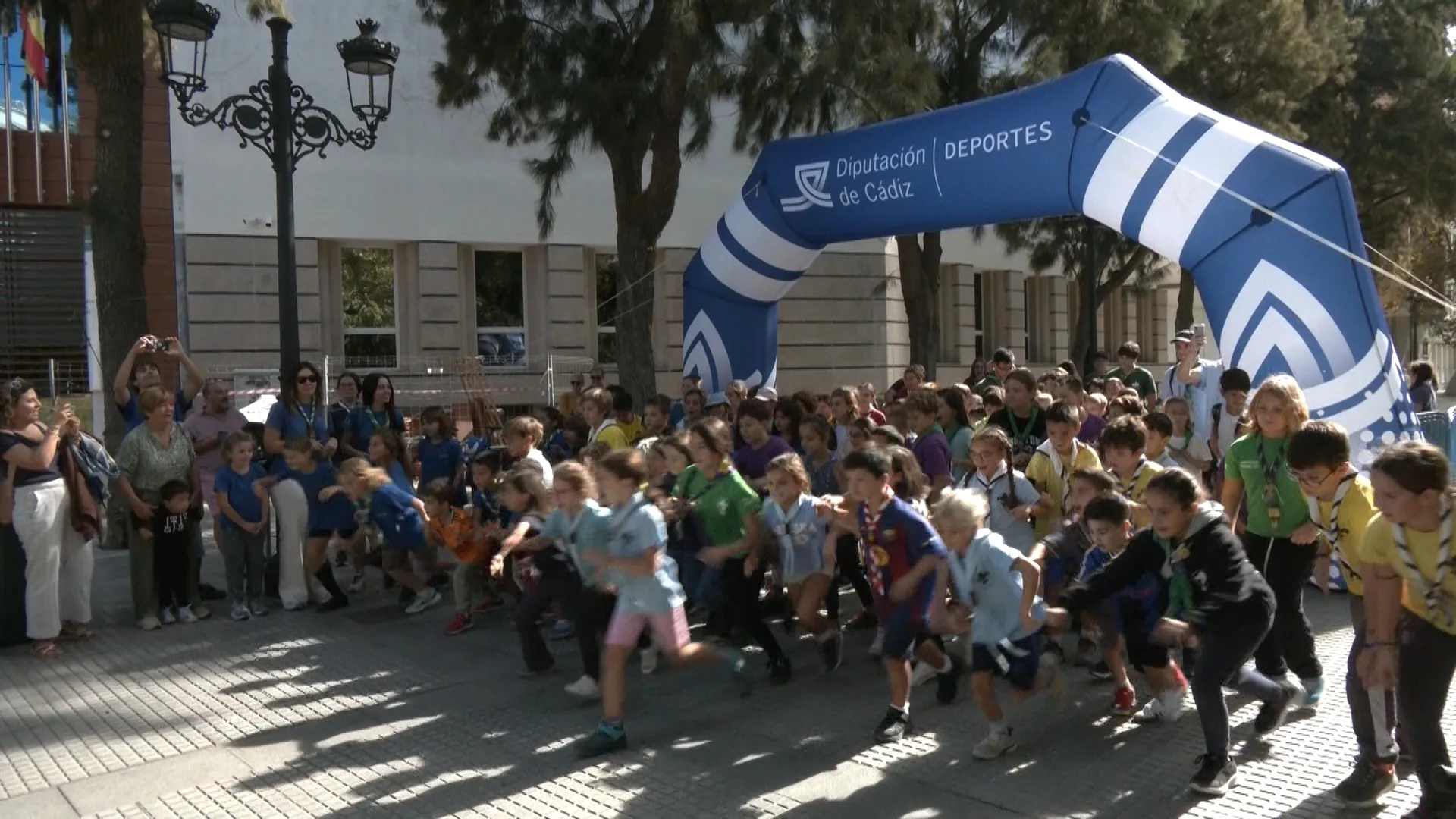 Momento en el que los participantes inician la carrera final. Momento en el que los participantes inician la carrera final.