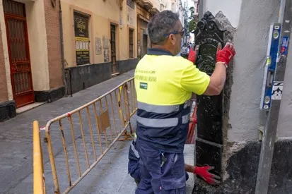 A partir de este lunes se van a reponer los guardacantones en calles del casco histórico de Cádiz. 