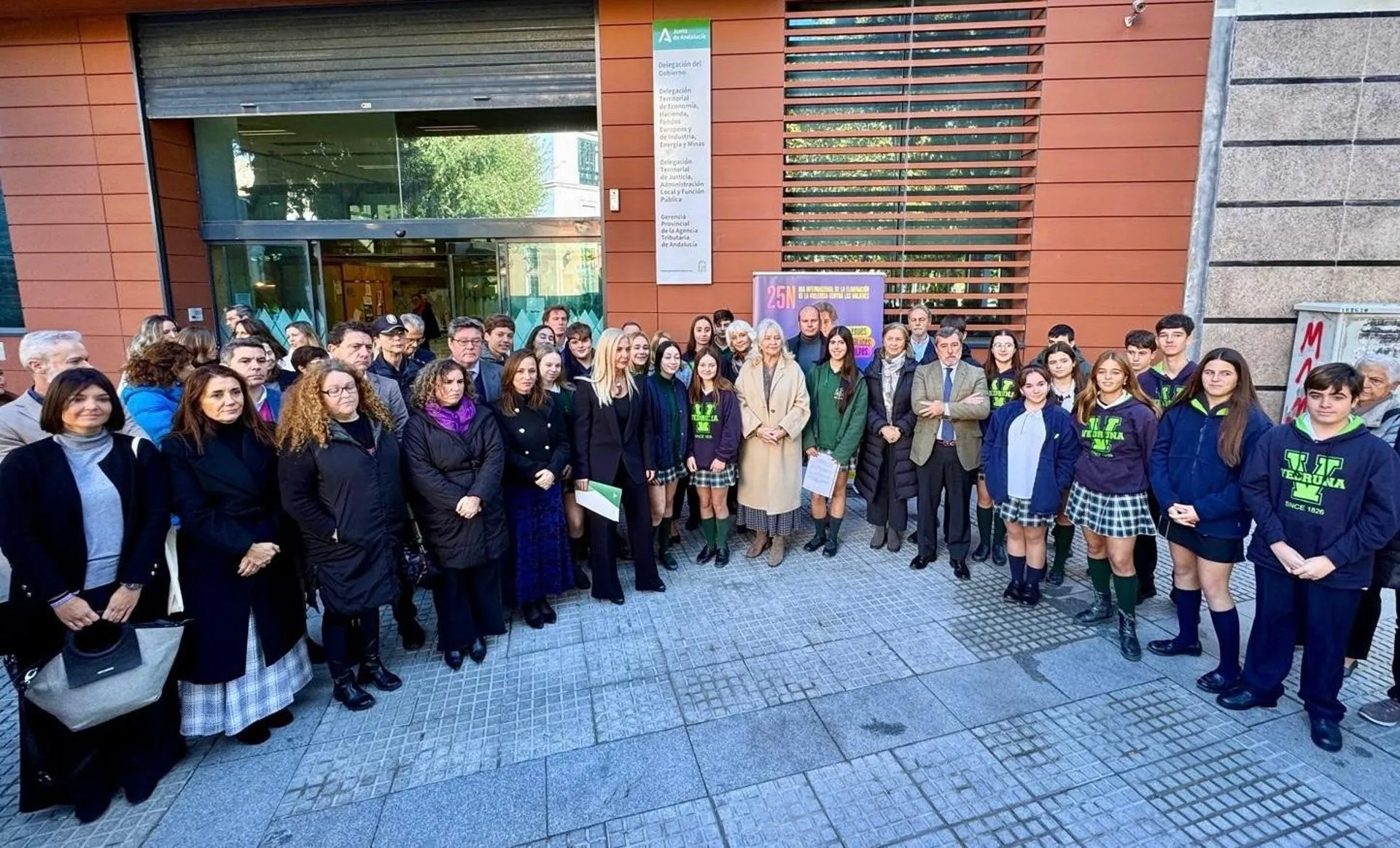 Alumnos y personal docente de Las Carmelitas, junto a autoridades durante el acto de este martes