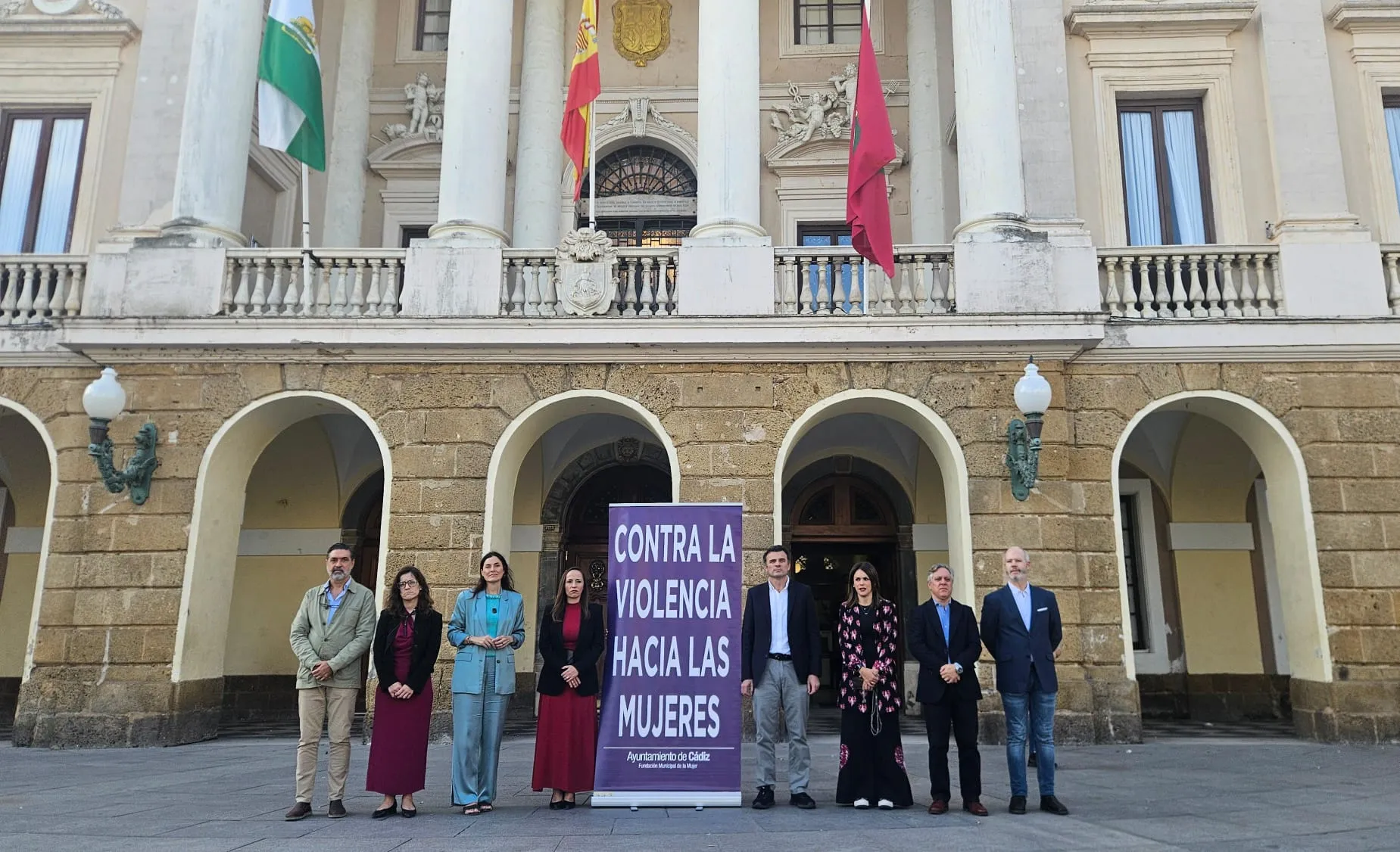 Minuto de silencio, este martes, en la plaza de San Juan de Dios. 