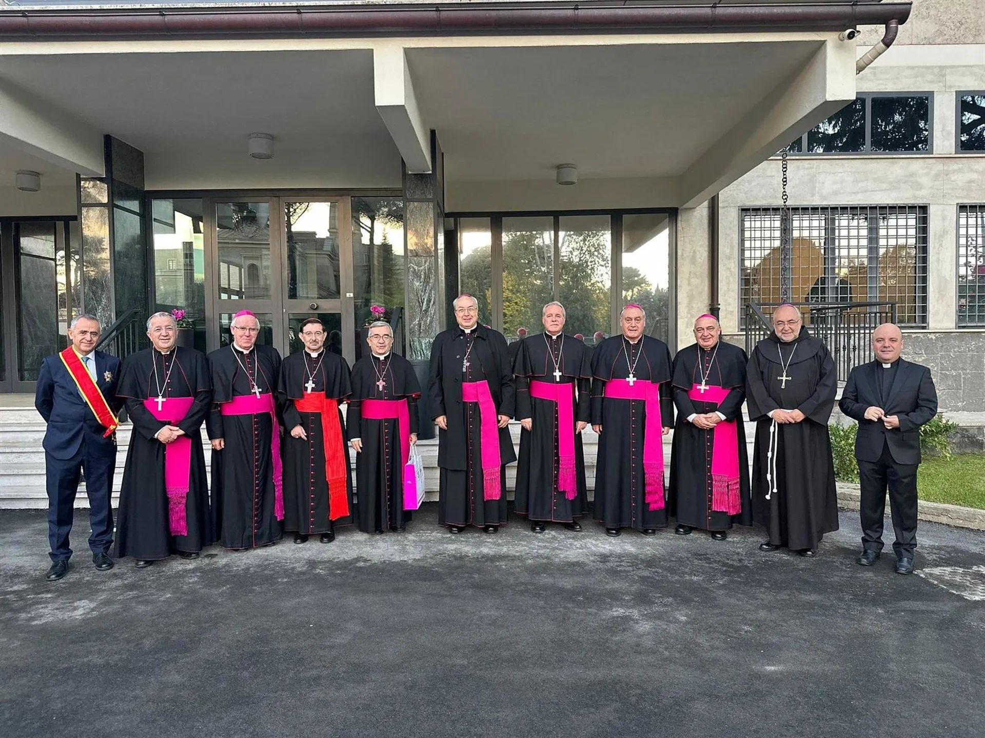 Los obispos de la Comisión Ejecutiva de la Conferencia Episcopal Española antes de reunirse con el Papa León XIV