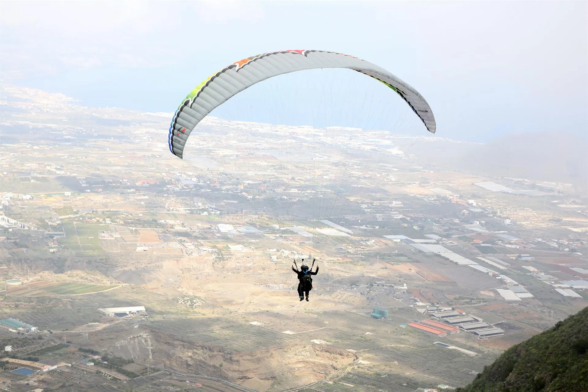 Vuelo de parapente en una imagen de archivo