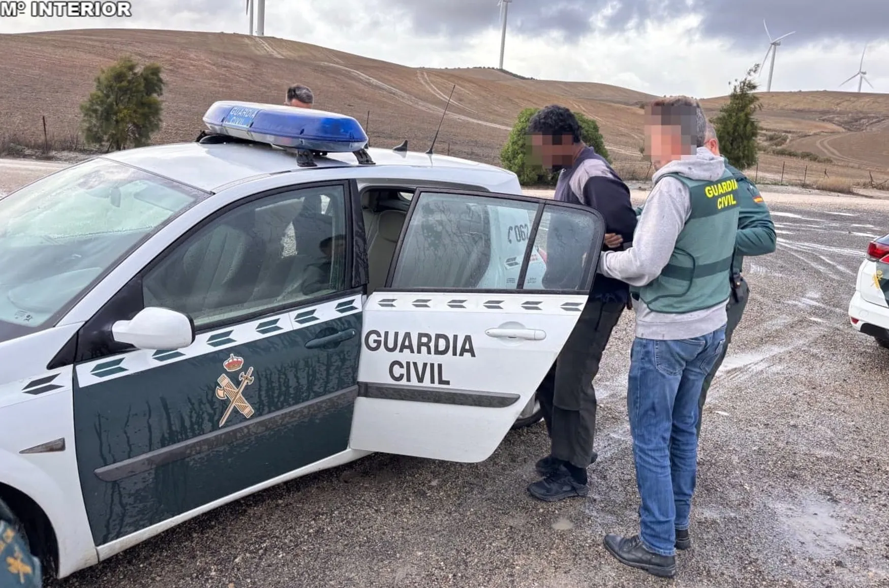 El arrestado sube a un vehículo de la Guardia Civil para su posterior ingreso en prisión