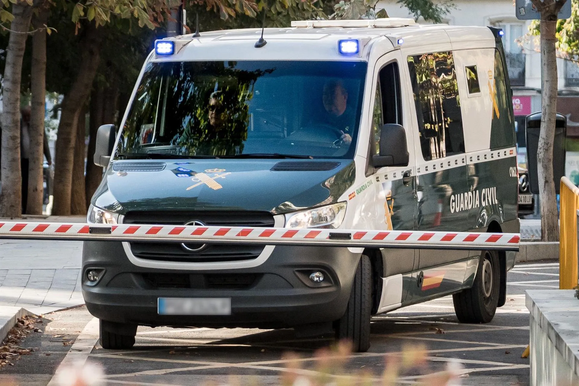 Yassine Kanjaa llega en una furgoneta de la Guardia Civil al juicio el pasado octubre en Madrid